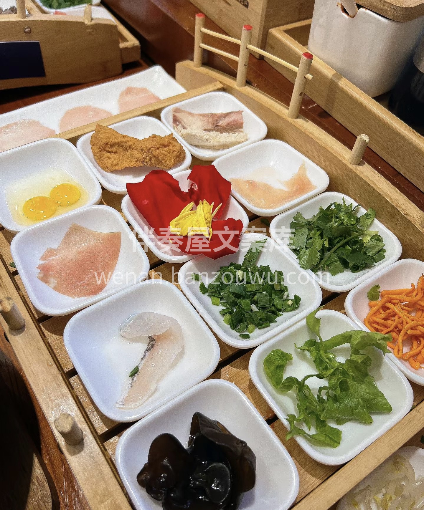 热腾腾的云南过桥米线端上来再把小格里的食 配图3