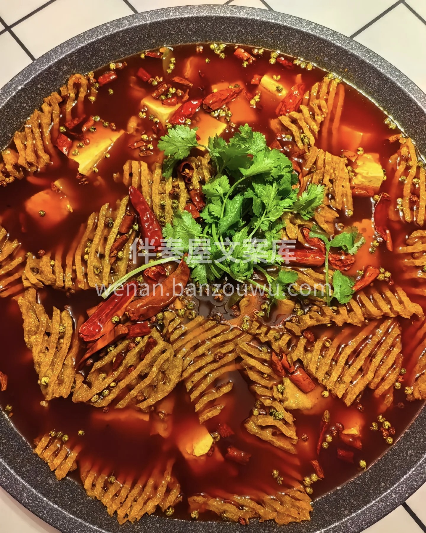 我们的火锅店提供各种口味的汤底，包括金典 配图1