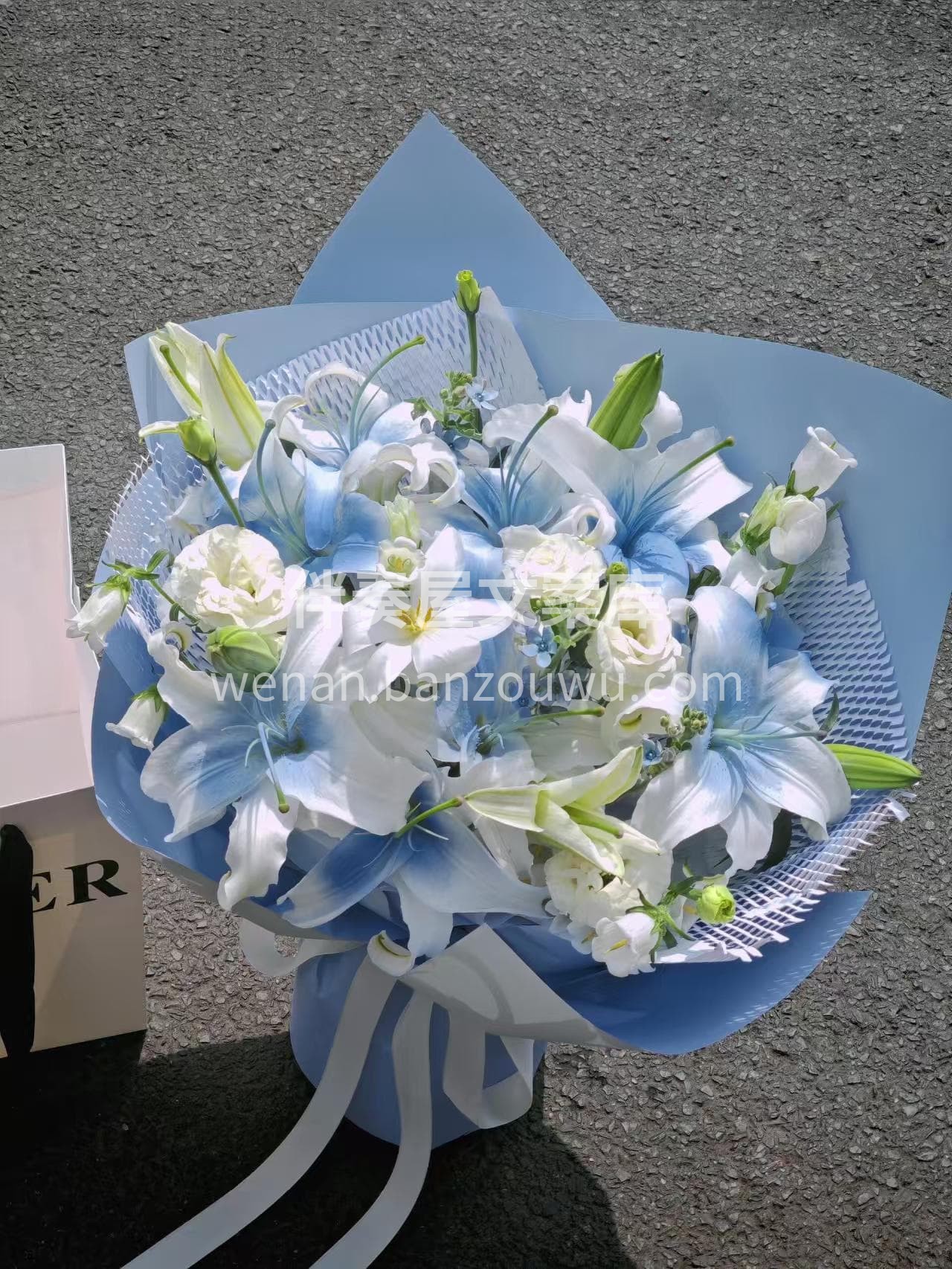 干净和清清爽爽的碎冰蓝花束💐 百合的花瓣白白净净🍥碎冰蓝的颜 配图2