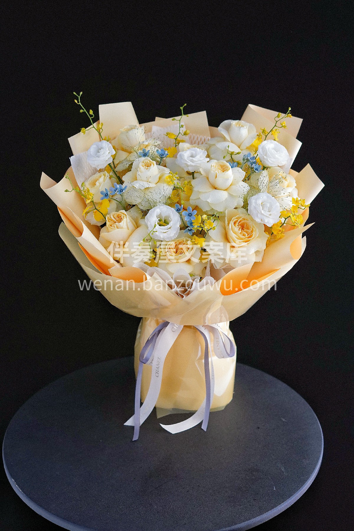奶油杯混搭花束 捧一杯奶霜般的玫瑰 🌼 将甜糯的浪漫💐藏进花 配图2