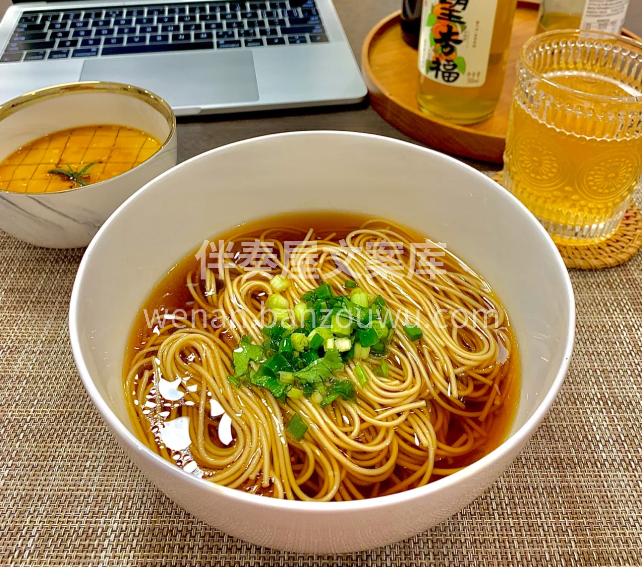 一碗阳春面，清汤寡水却有着独特韵味。那细 配图1