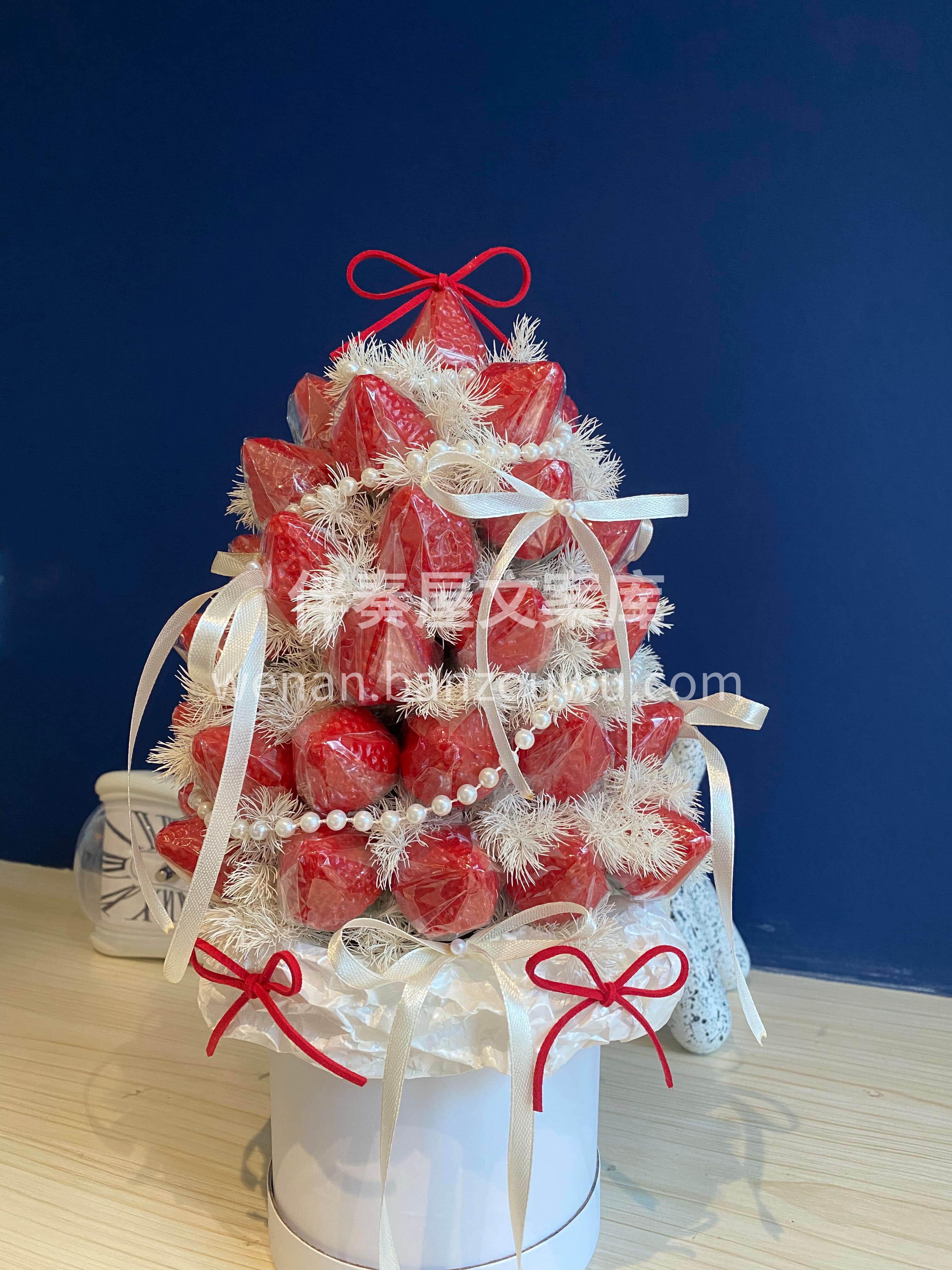 圣诞草莓树抱抱桶🍓 红果缀满枝头🎀甜香撞满怀💕 圣诞的快乐全 配图1