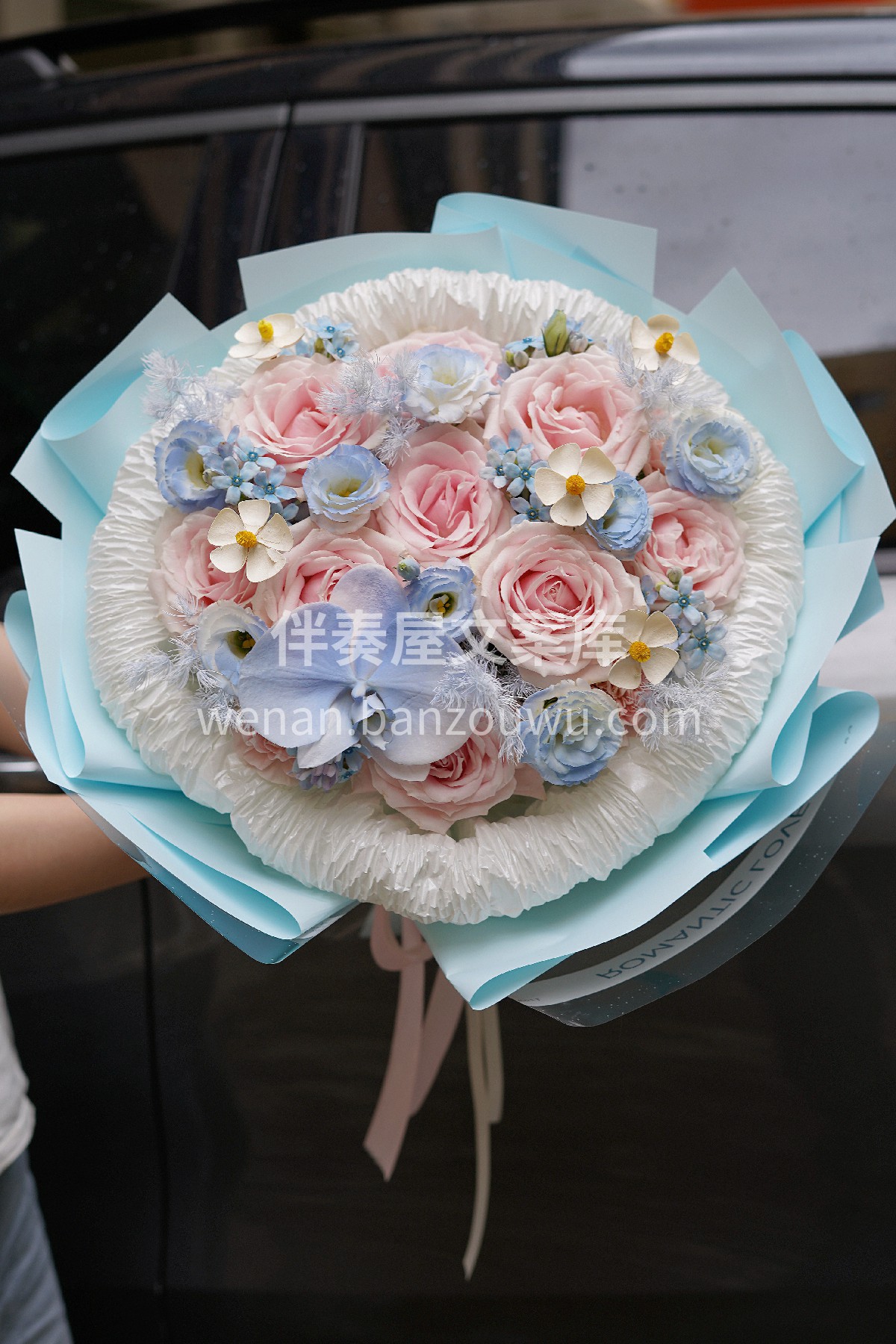 蓝粉色系圆形花束💙🤍 喜欢花🌸的原因 大概是它可以一直治愈我 配图1