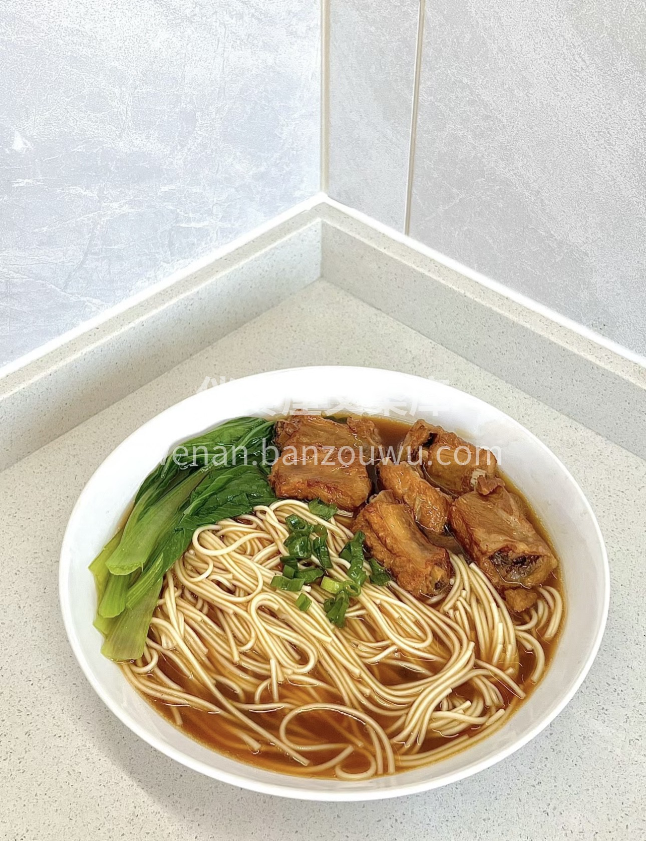 红烧排骨面，那一块块色泽红亮的排骨，散发 配图1