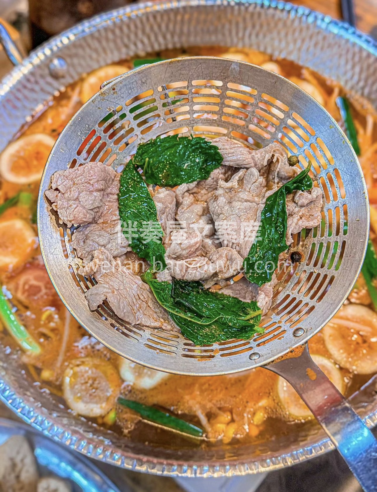 浓郁酸汤，独特风味。新鲜食材在锅中翻滚， 配图3