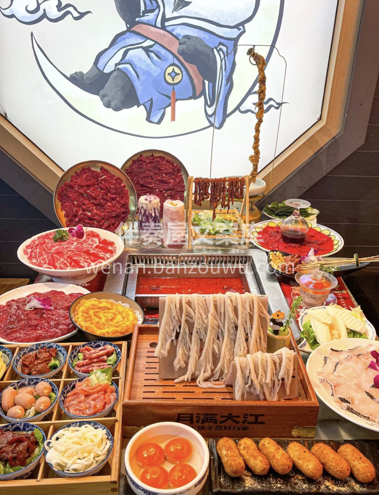 食材在锅中翻滚，热气腾腾，香气弥漫。围坐 配图1
