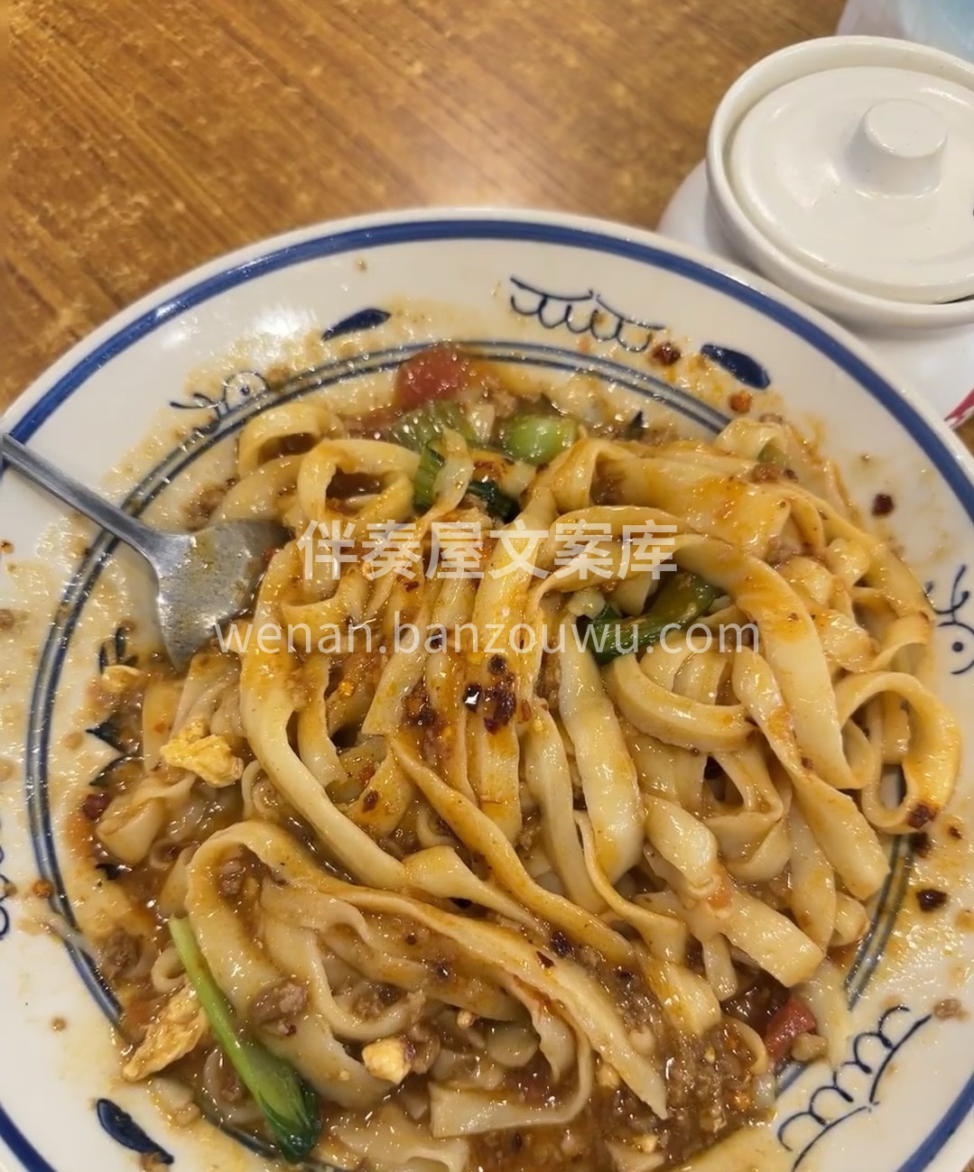 面条根根分明，吸满了香辣的牛肉汤汁，大块 配图1