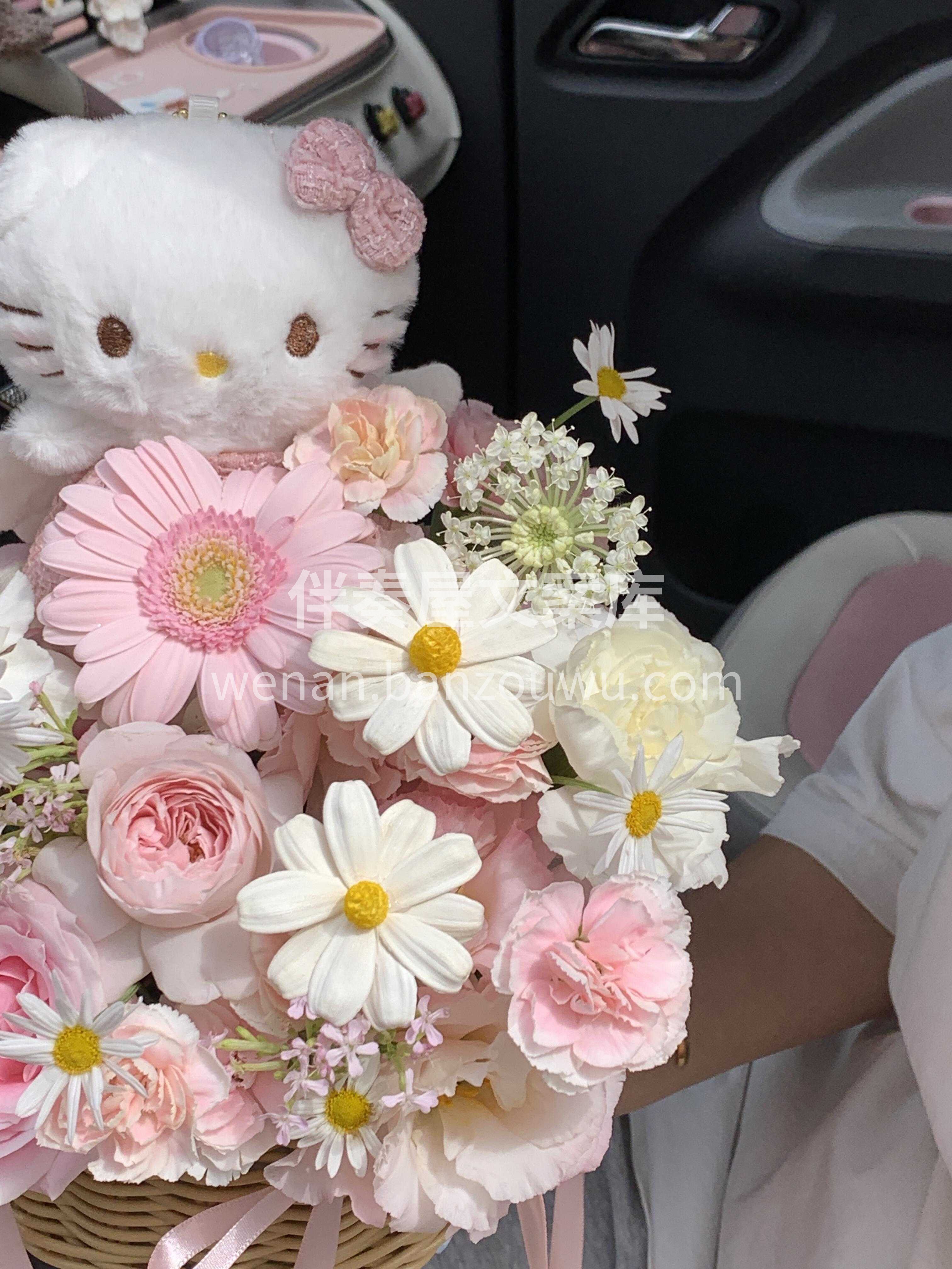 粉色kitty花篮🌸少女心爆棚🤪 鲜花会凋谢🌷但Kitty的 配图1