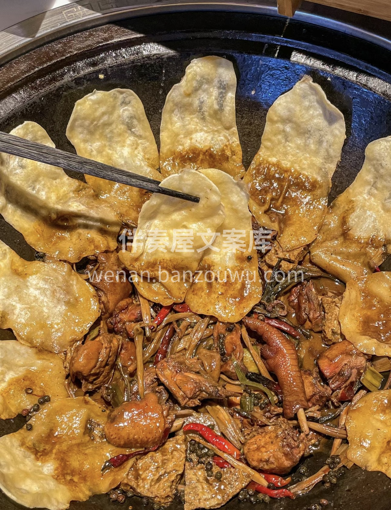 地锅鸡，土灶铁锅，柴鸡炖煮得香嫩入味。围 配图2