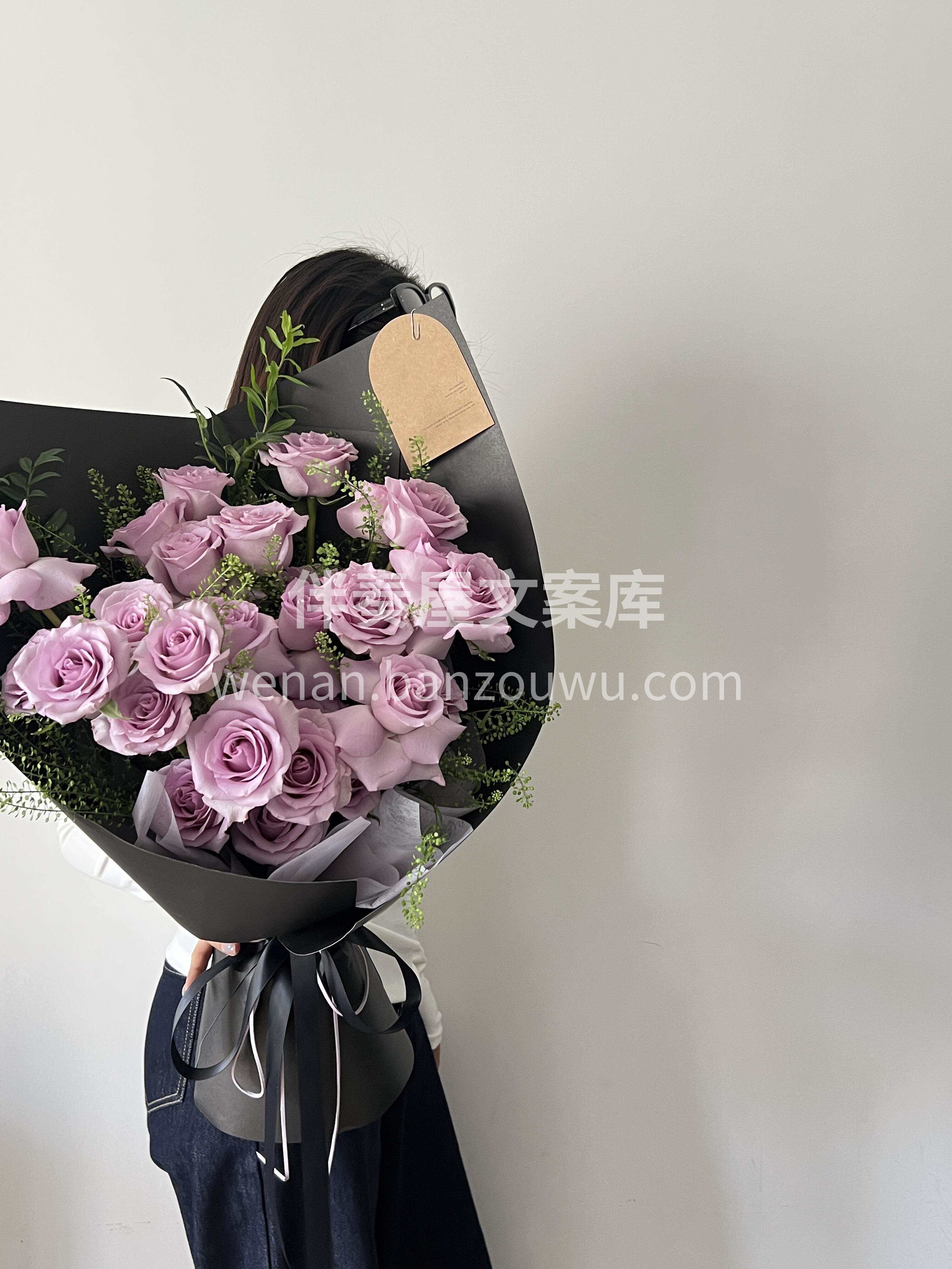极简紫色系花束💐 原来高级从来不是堆砌 是花瓣肌理里的细腻褶 配图2