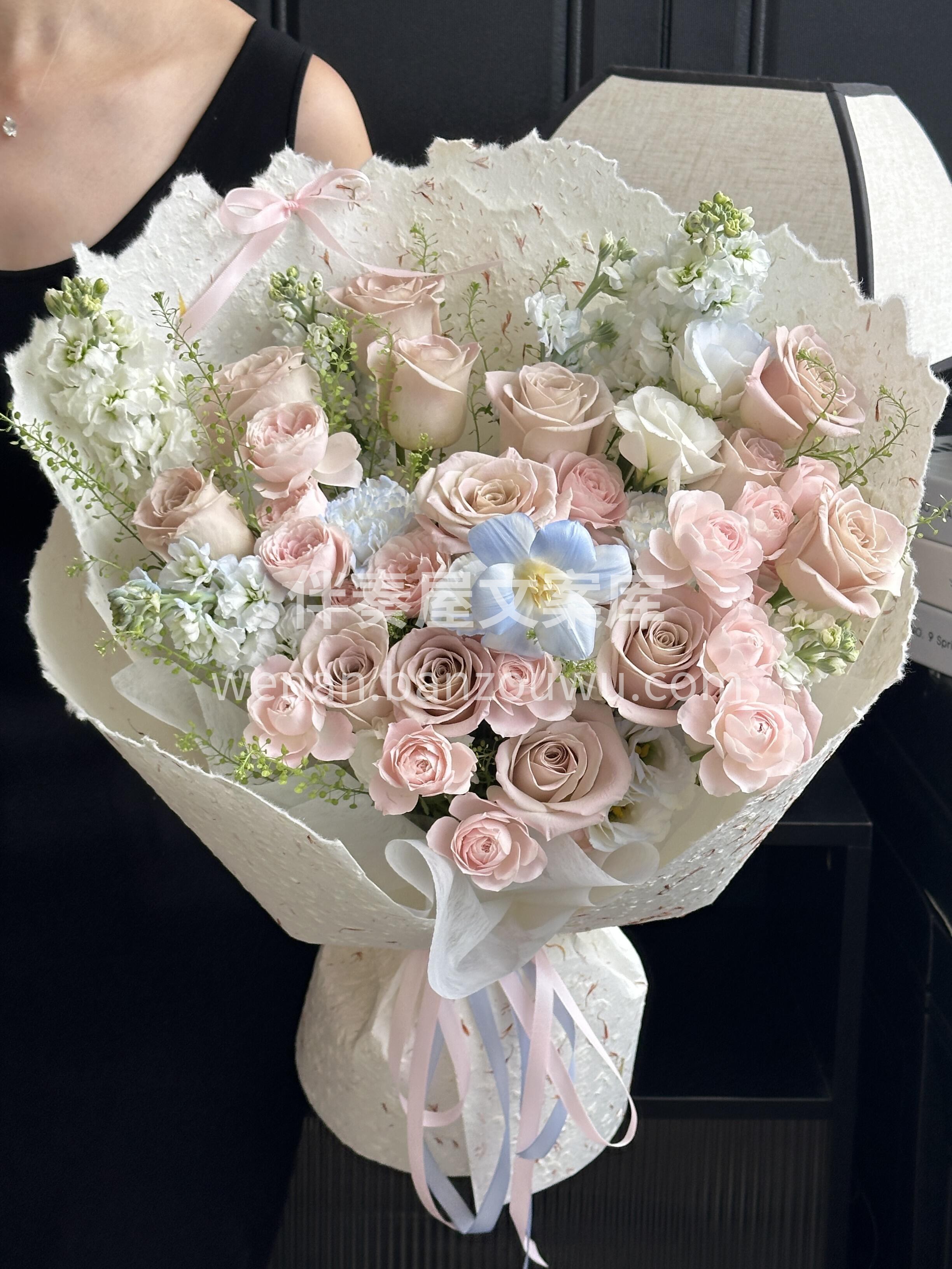 低饱和的曼塔玫瑰挤在花束里🌸 像被阳光晒得褪了点色🫧 却更显 配图2