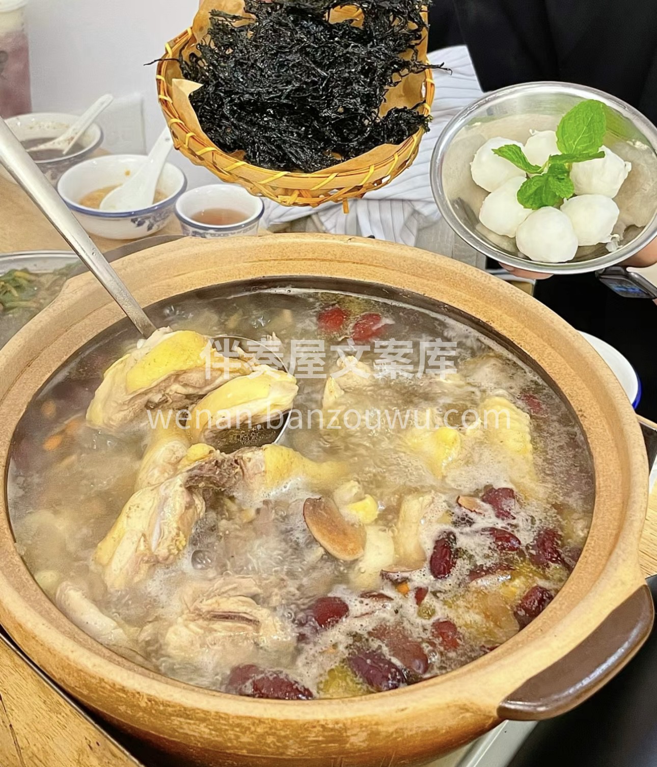👀鲜嫩的鸡肉，在锅里炖煮得咕噜咕噜👀！  配图1