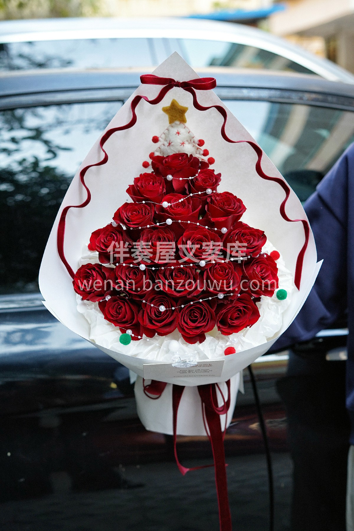 冬日里第一抹温暖 ❤ 是这一束精心挑选的圣诞花束带来的 它不 配图3