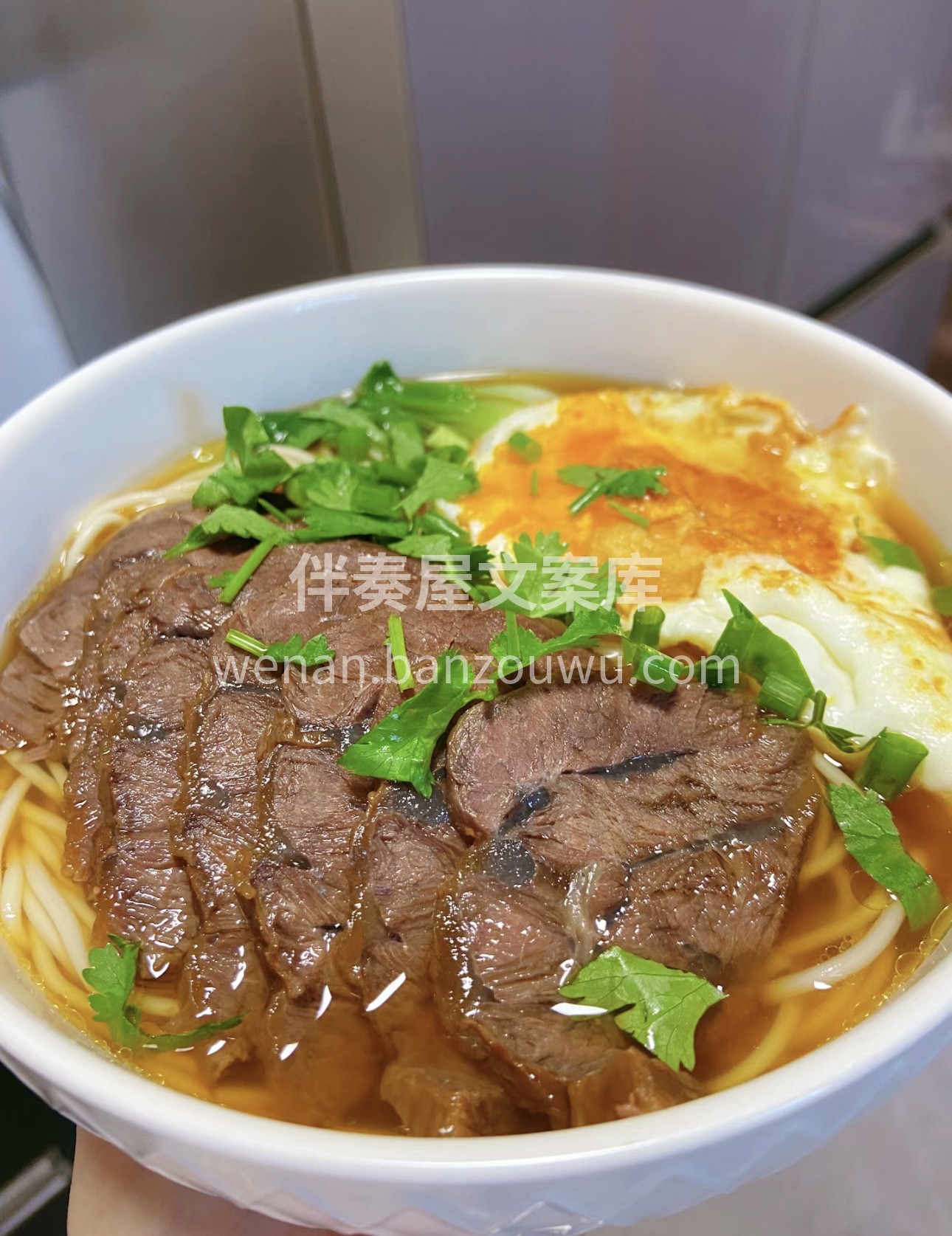 卤香四溢的牛肉面，大块牛肉软烂入味，卤汁 配图1