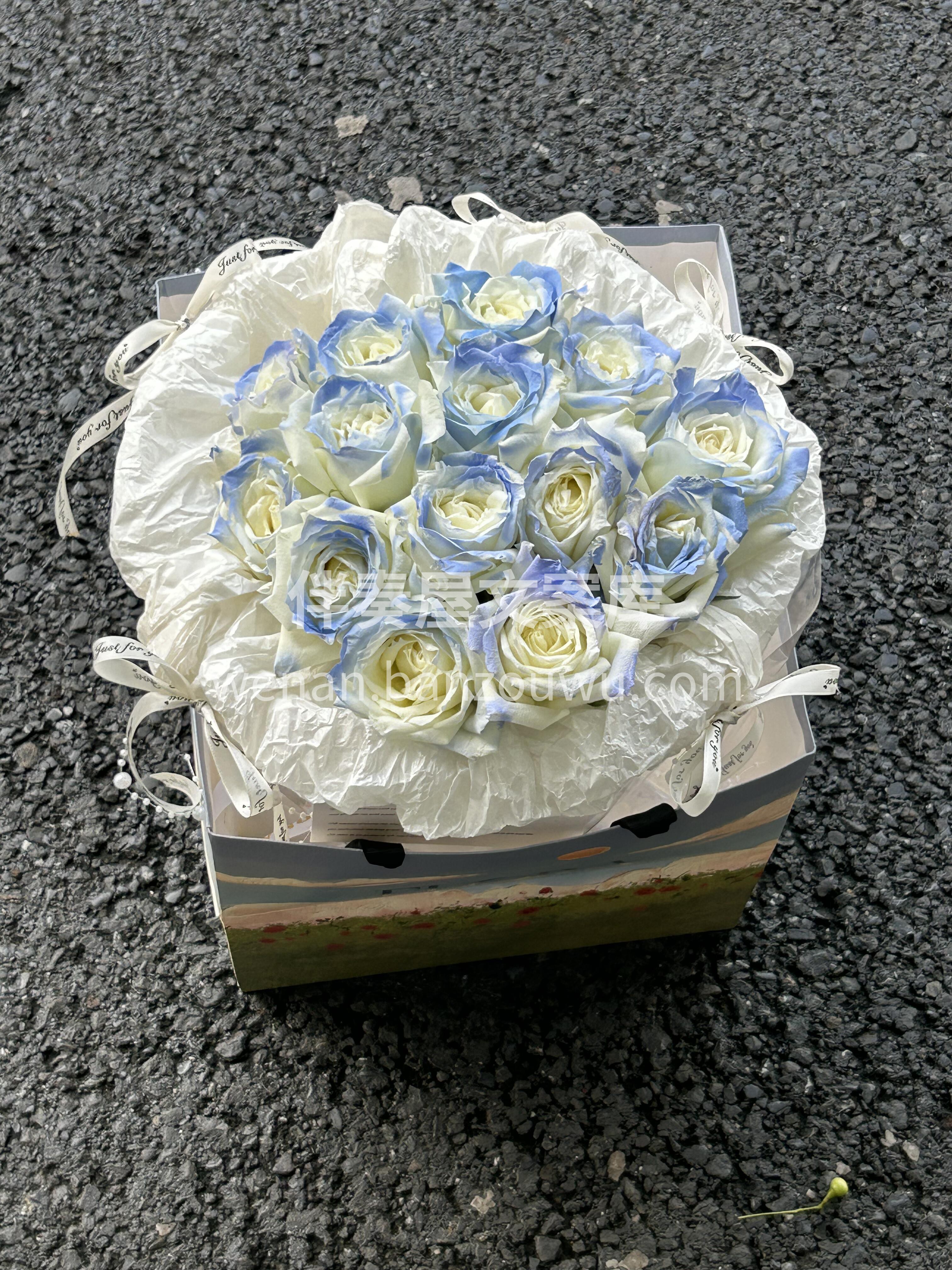 💙碎冰蓝玫瑰花束 它有一个很浪漫的花语： 配图2