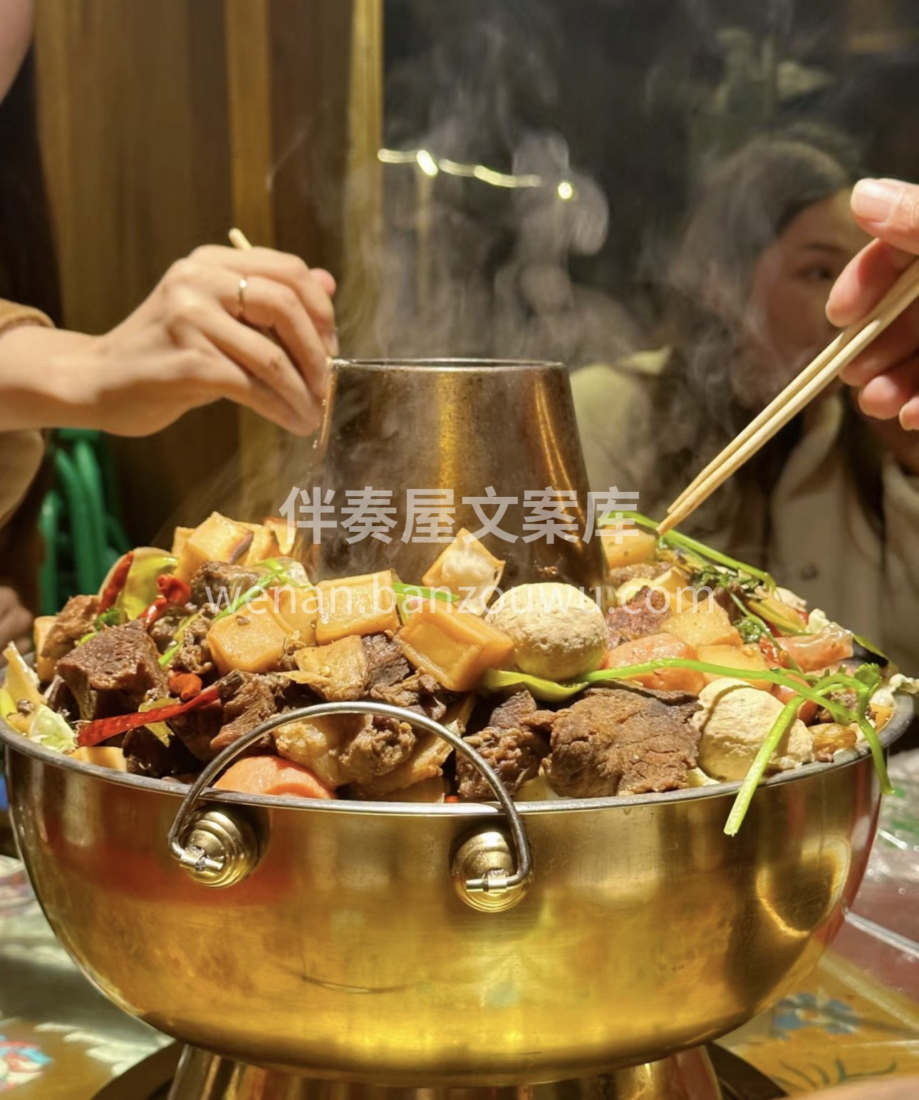 让我们一同领略独具特色的新疆土火锅！它承 配图1