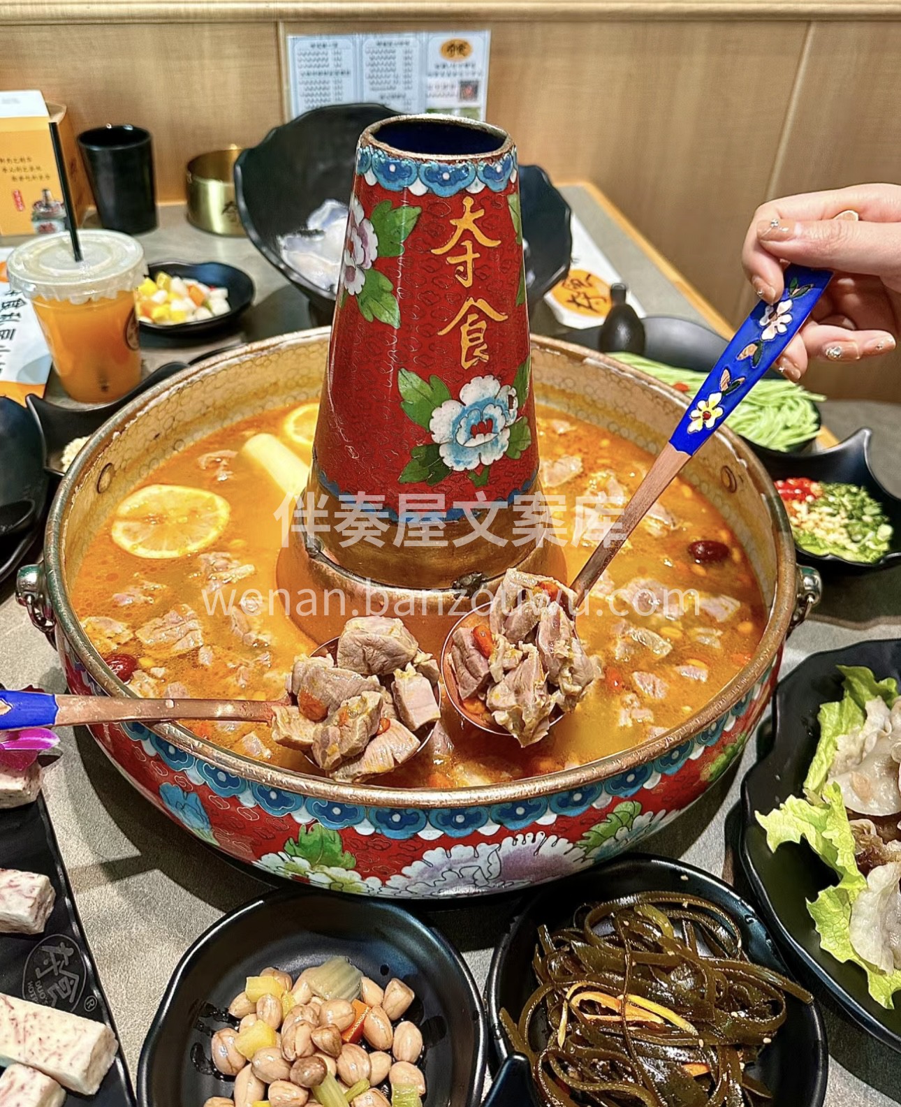 新疆土火锅，装满了新疆的故事与风情。一口 配图1