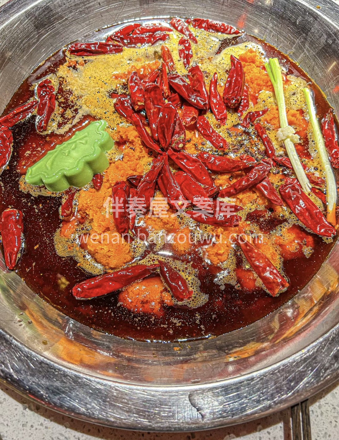 🥘重庆火锅，舌尖上的麻辣狂欢！🔥 🌶️红 配图2