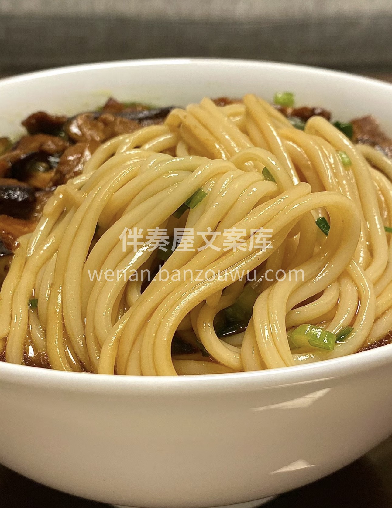 香菇肉片汤面，香菇的鲜美与肉片的嫩滑相得 配图3