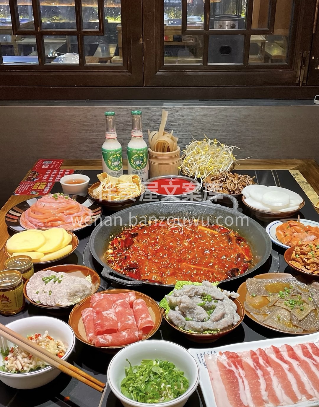 四川的火锅远近闻名锅底热气腾腾，锅中食材 配图2