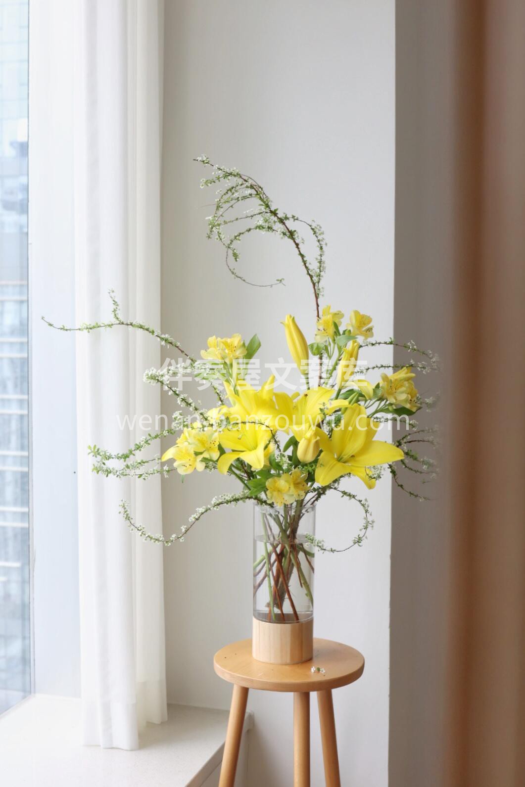 鹅黄色的百合 🌸花瓶里流动的春日光谱 摘 配图1