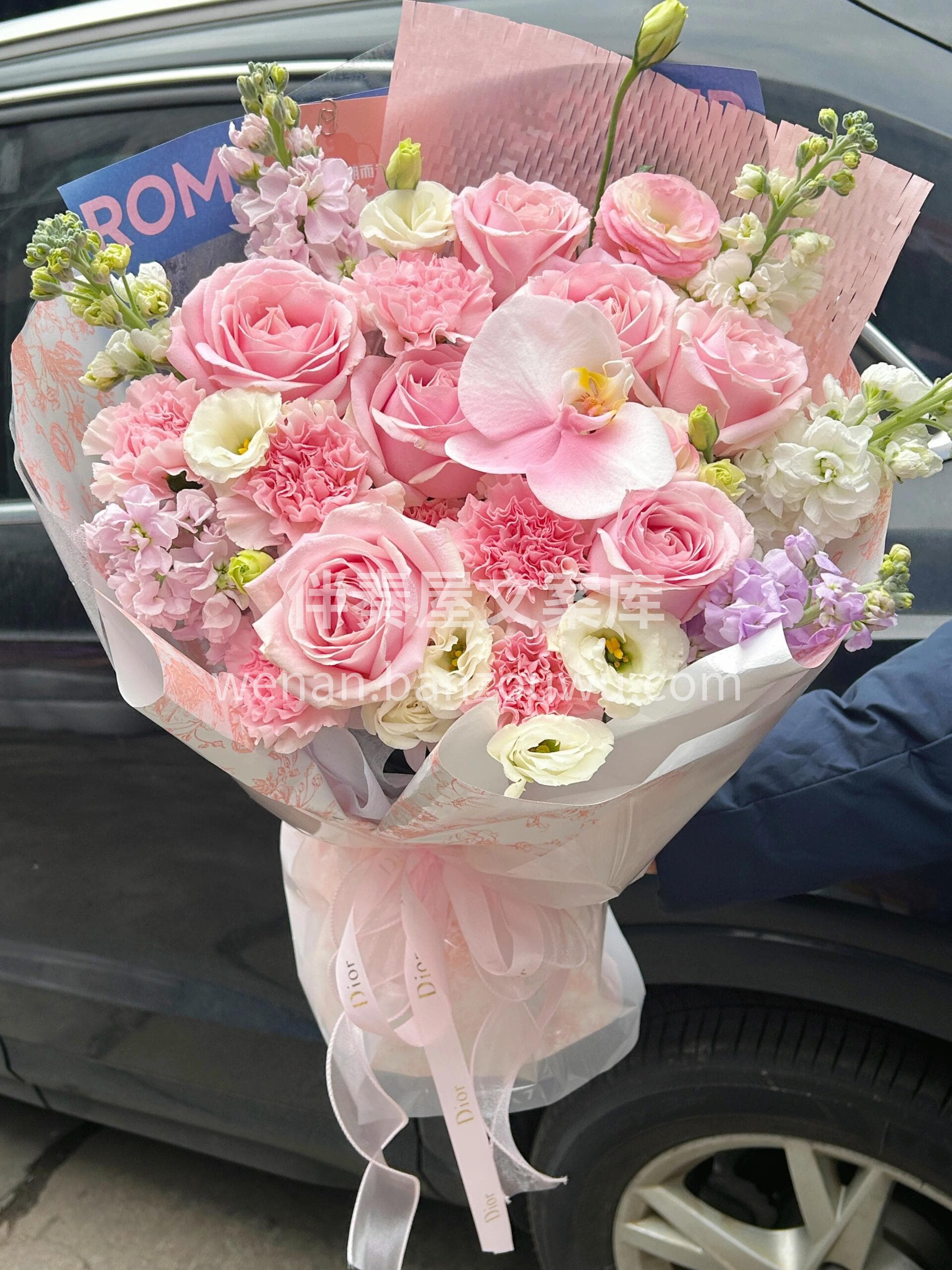 手捧订婚花束💐 连呼吸都带着花香🌸 🎀甜蜜定格在这一刻 配图1