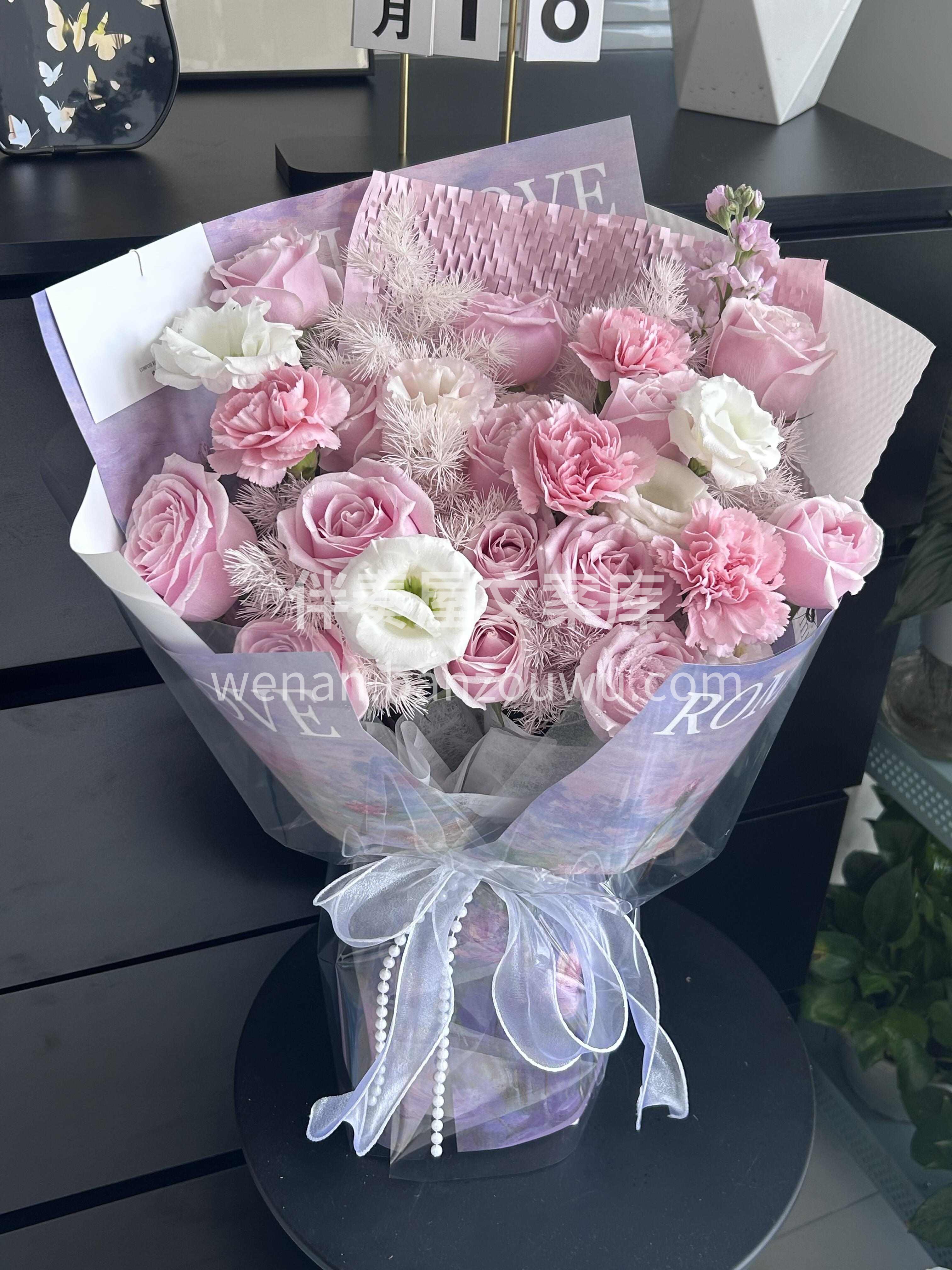 淡粉色玫瑰轻绽🌸恰如少女初见心上人时微红的脸颊🍑 细碎的花瓣 配图1