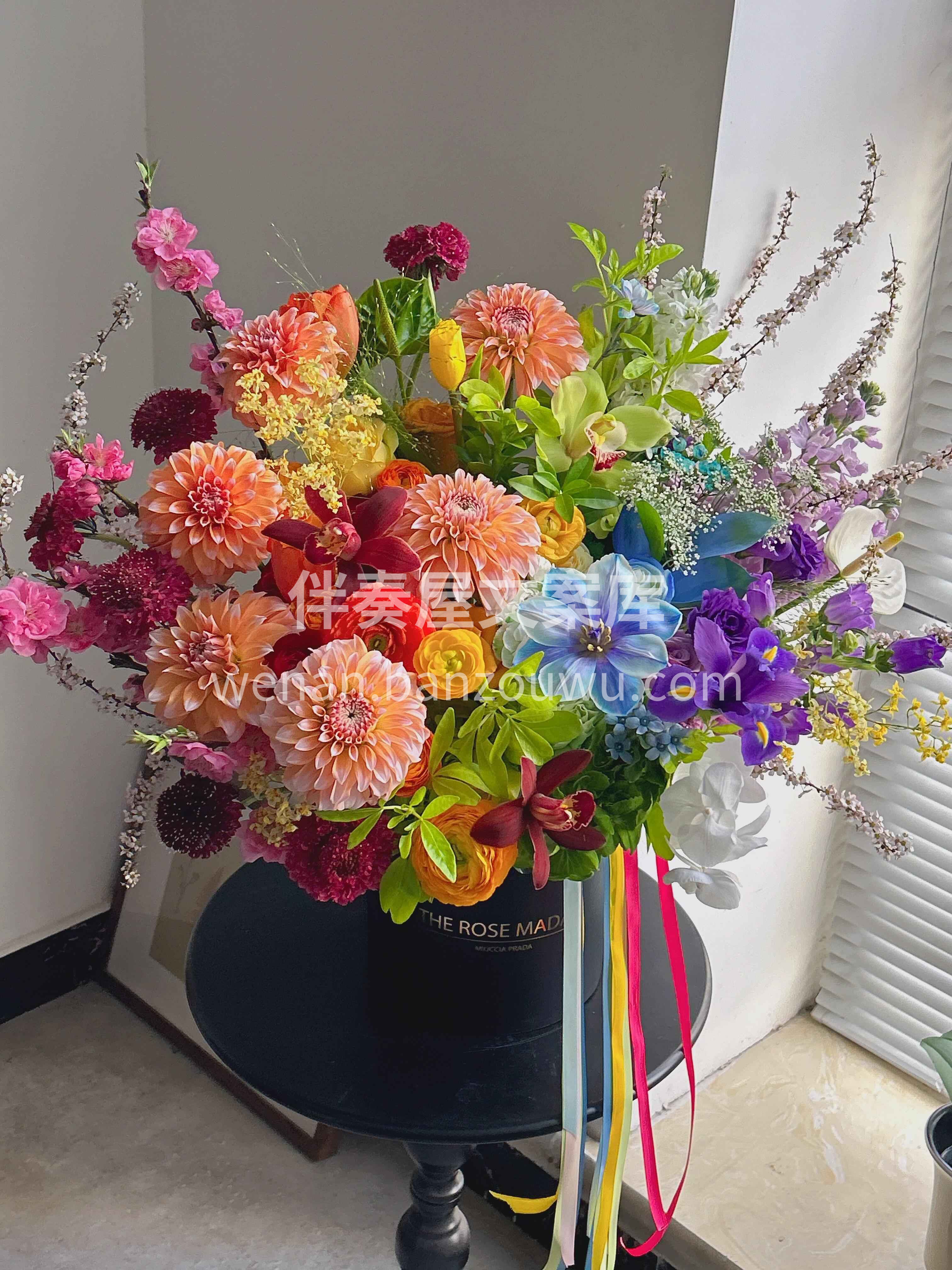 这桶彩色抱抱桶太绝了✨ 多种花色错落搭配🌸高级感拉满 抱在怀 配图2