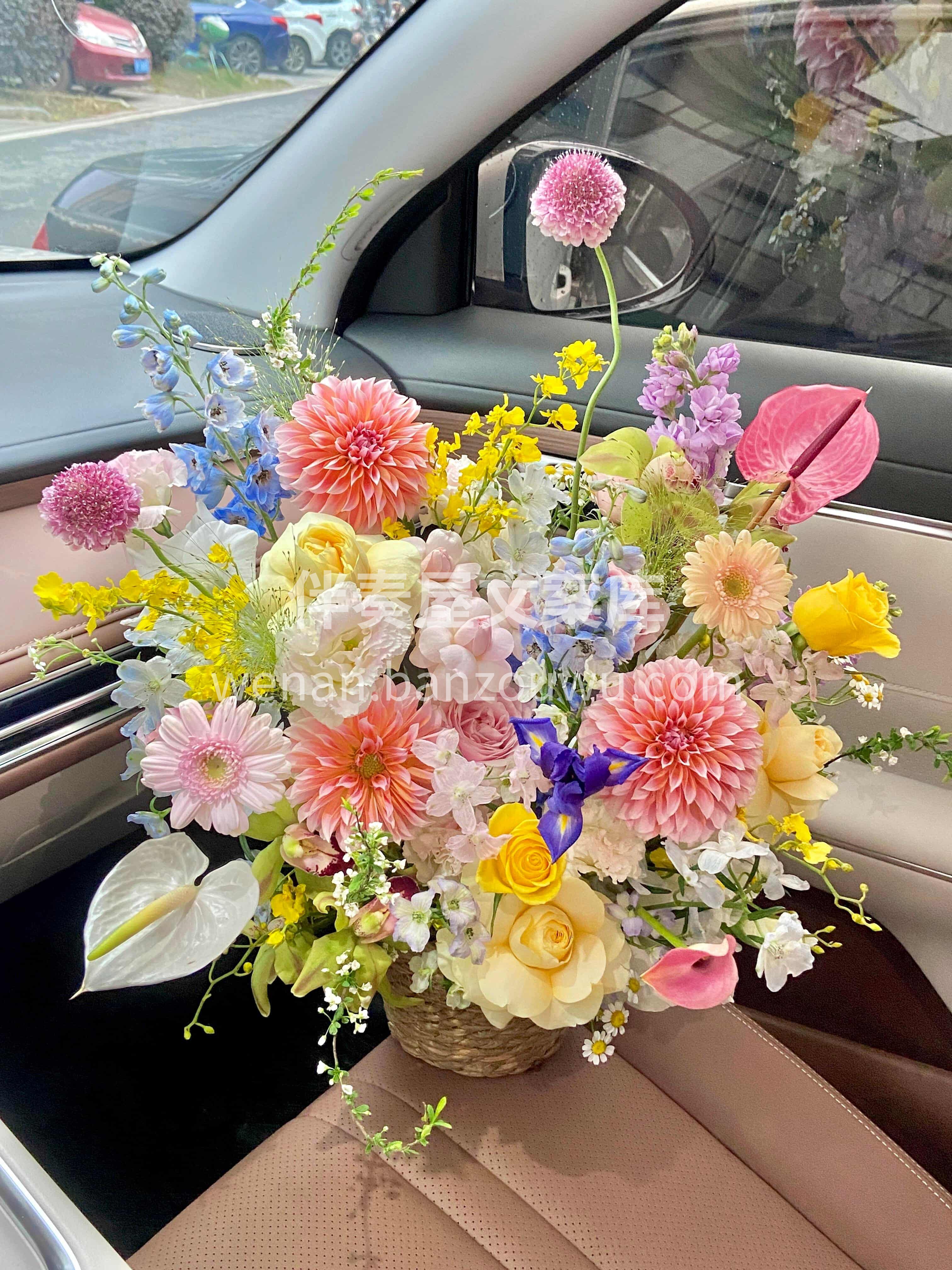 雪柳的灵动撞入多彩花簇🎨 圆润桶身裹着满溢生机🌿 这桶鲜活💛 配图1