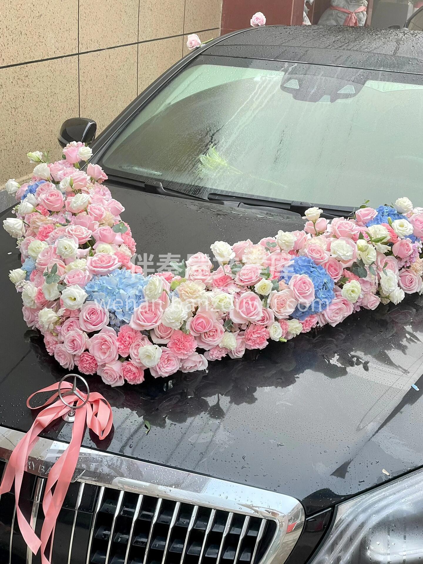 粉色系V型婚车🚗 婚车的花艺藏着新人的期待🍦 车头那簇饱满的 配图2