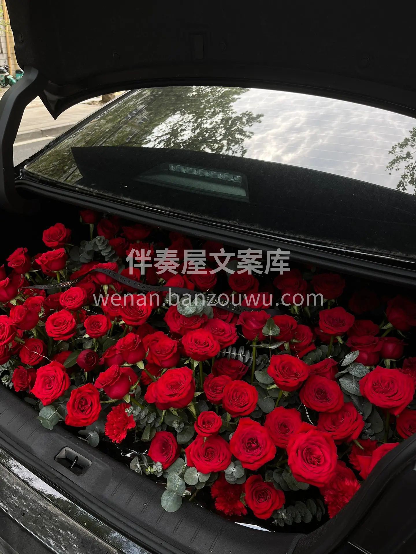 红色系后备箱惊喜布置 帅哥说：简简单单， 配图3