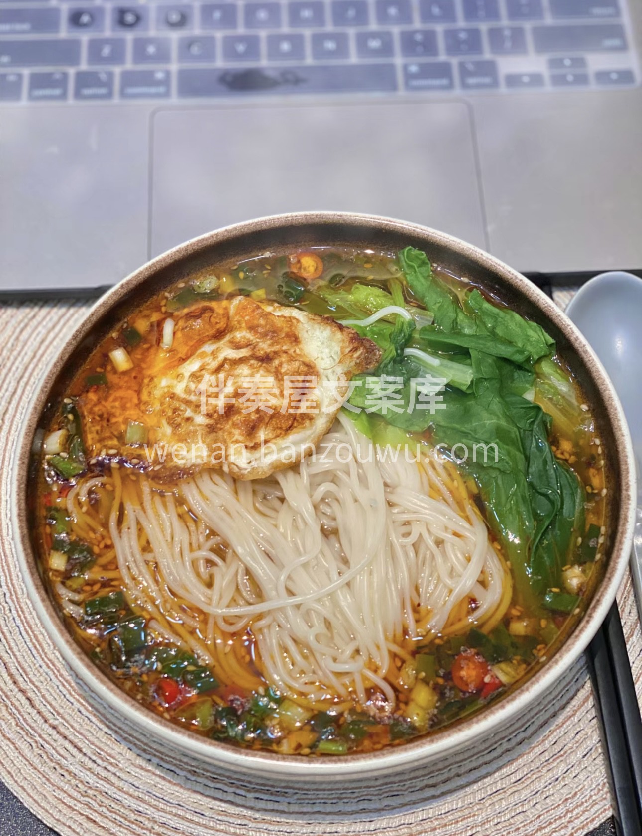 葱花酸辣汤面，看似简单平凡，却蕴含着无尽 配图2
