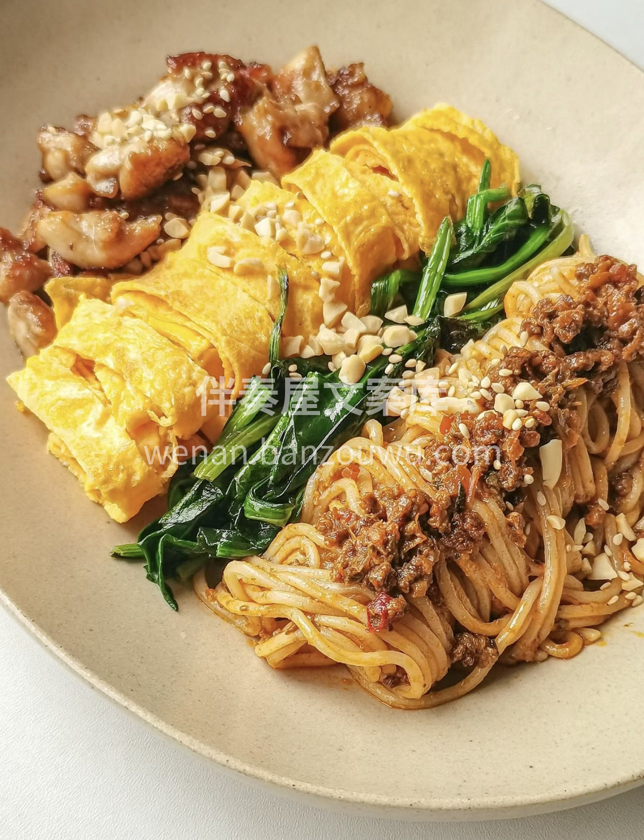 三色肉酱担担面散发着独特魅力。红、绿、褐 配图3