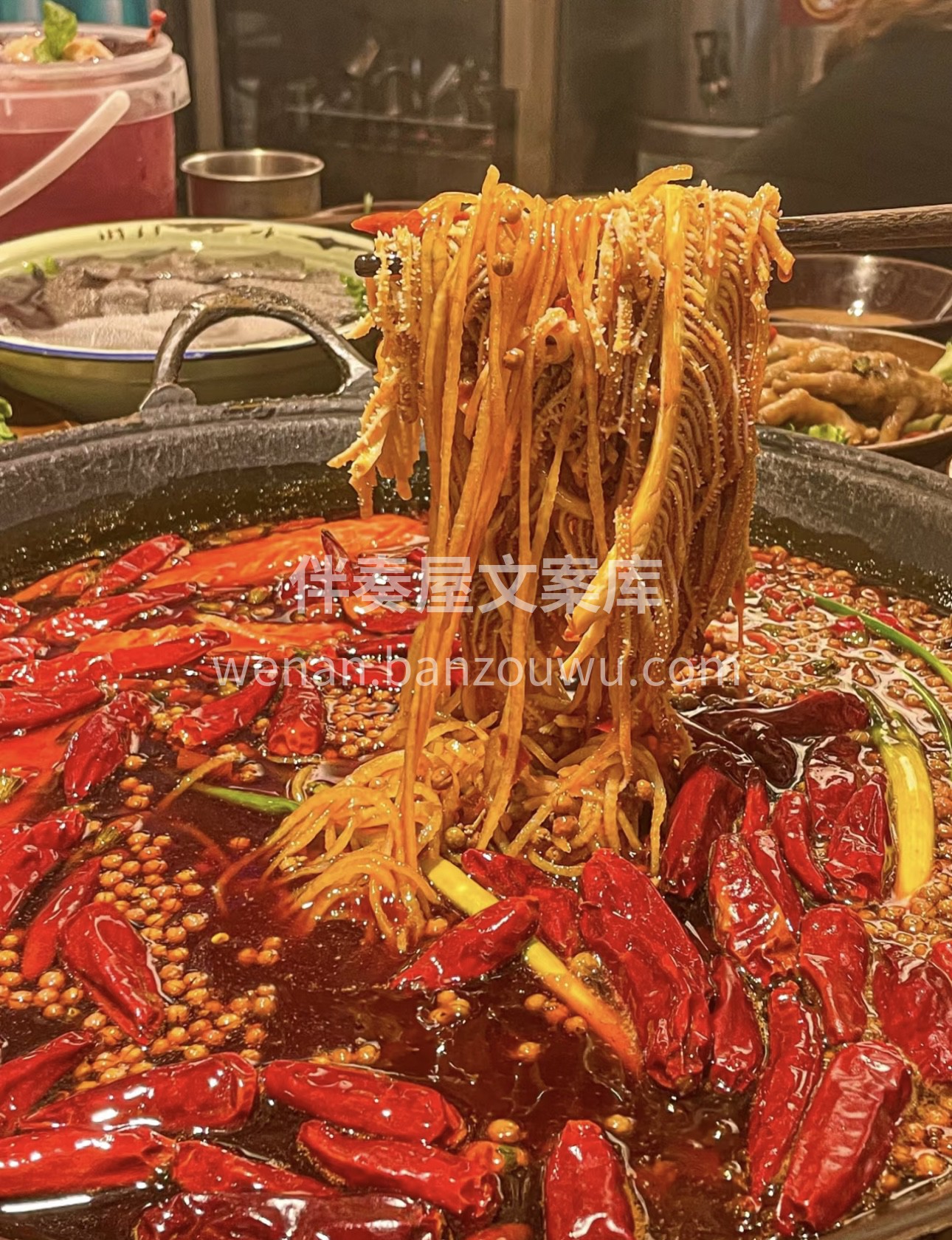 重庆老火锅，犹如一座舌尖上的火焰山。辣得 配图1