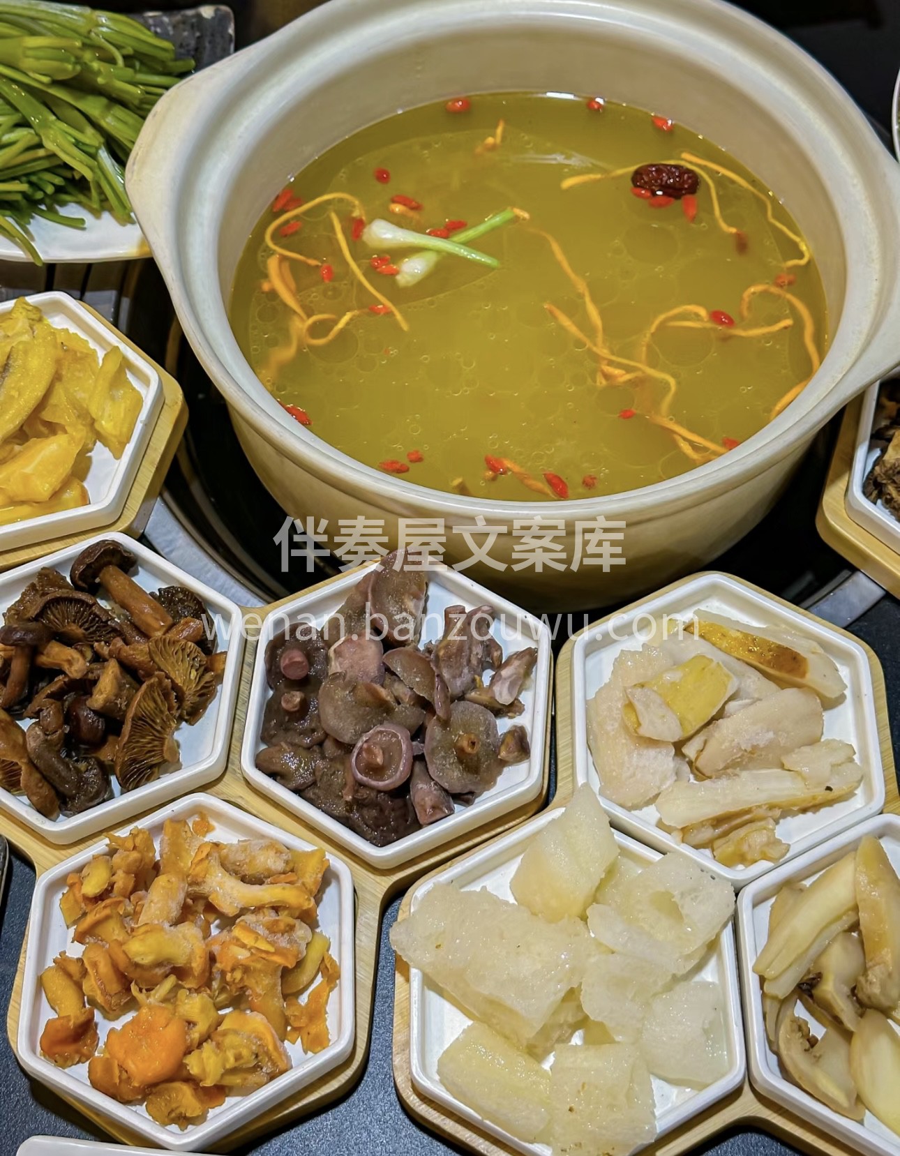 👀多种菌菇熬制的汤底，色泽诱人，香气扑鼻 配图2