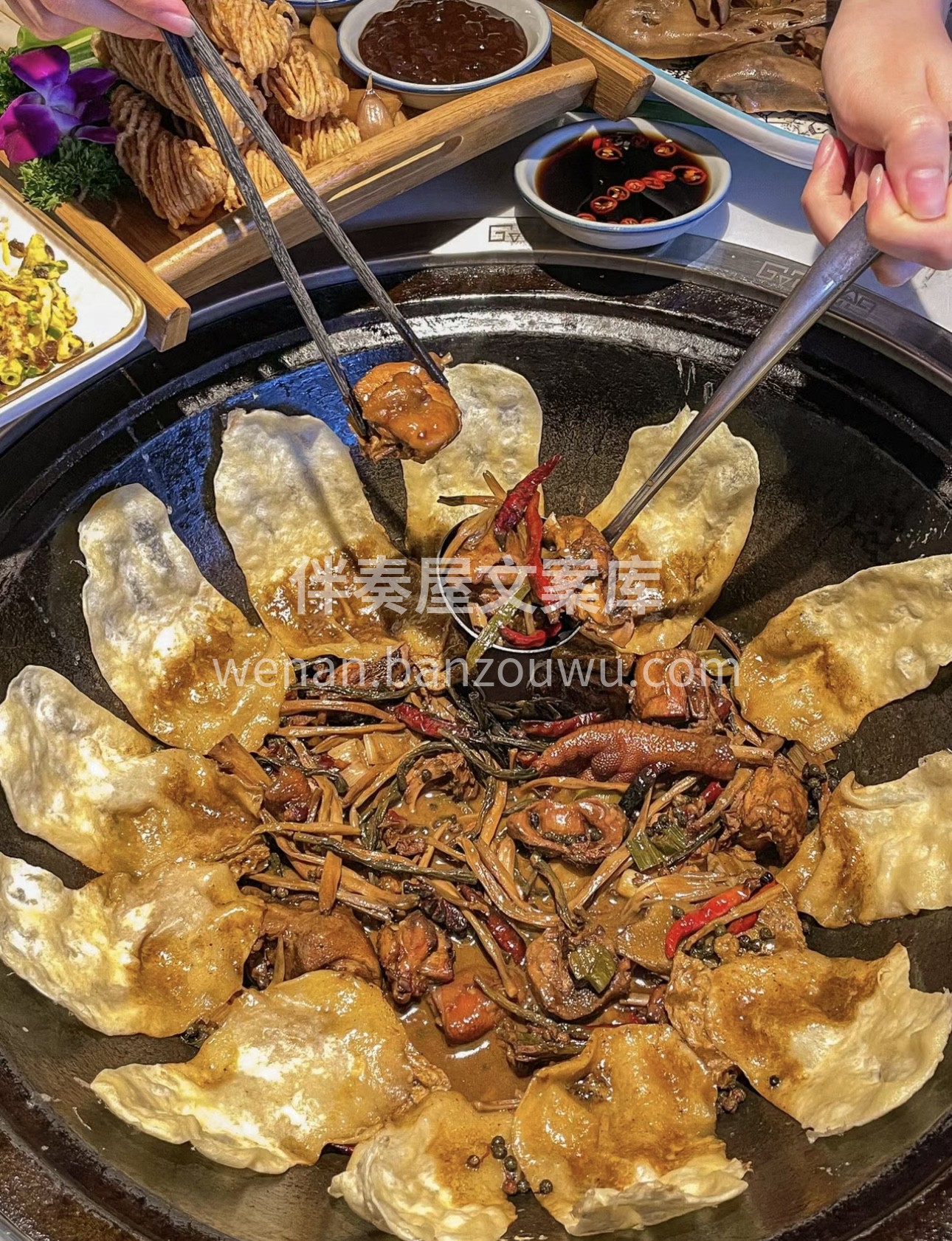 地锅鸡，土灶铁锅，柴鸡炖煮得香嫩入味。围 配图3