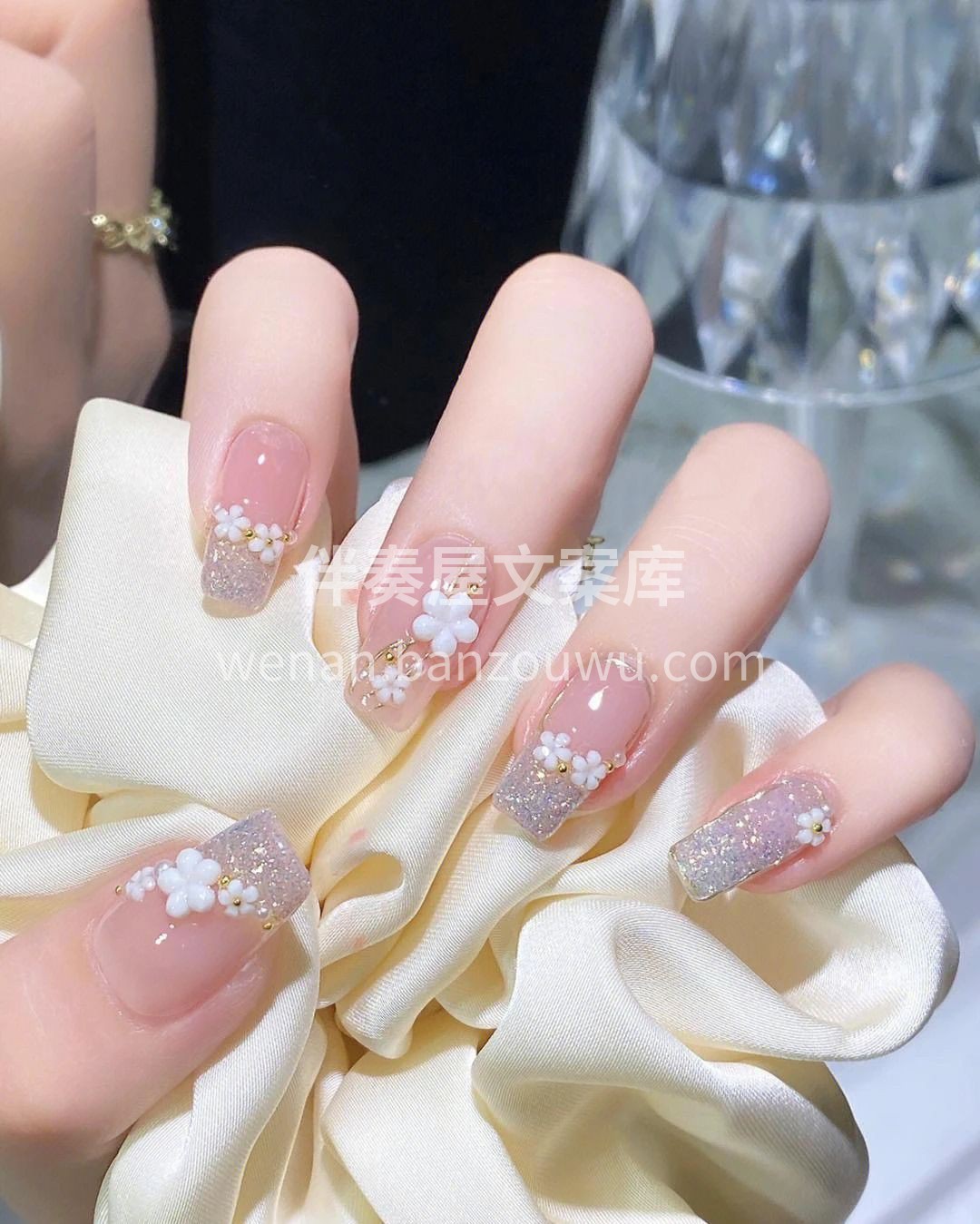 把时光留在指缝里 把美留在指甲上 岁月的