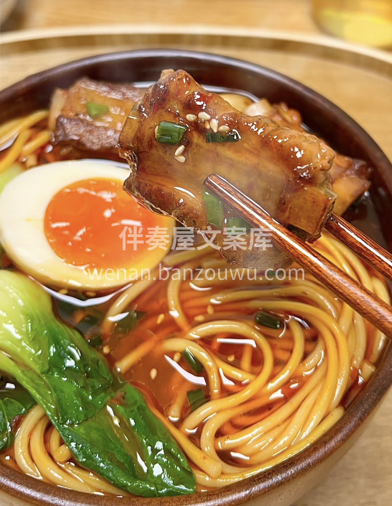 香辣排骨面，香辣滋味融入面条，大块排骨肉 配图2
