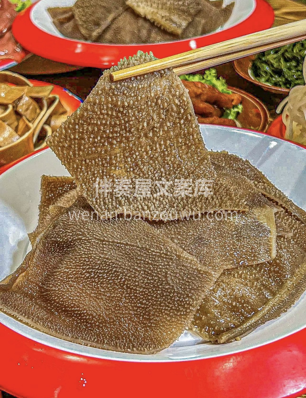 走进火锅店，热闹氛围扑面而来。鲜嫩食材入 配图2