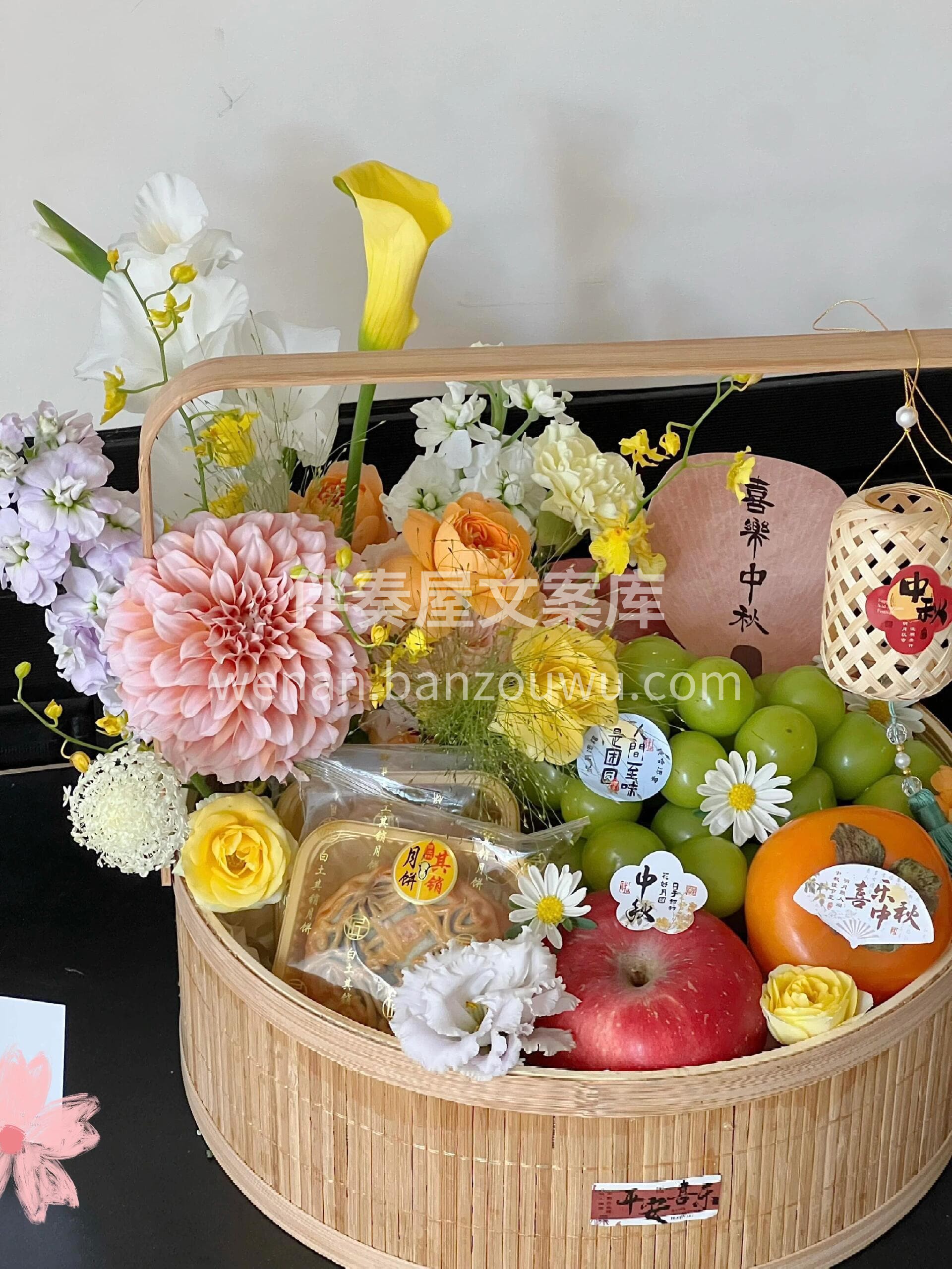中秋花礼🌕 水果`+月饼+鲜花结合 好看又好吃🍇沉甸甸全是祝 配图1
