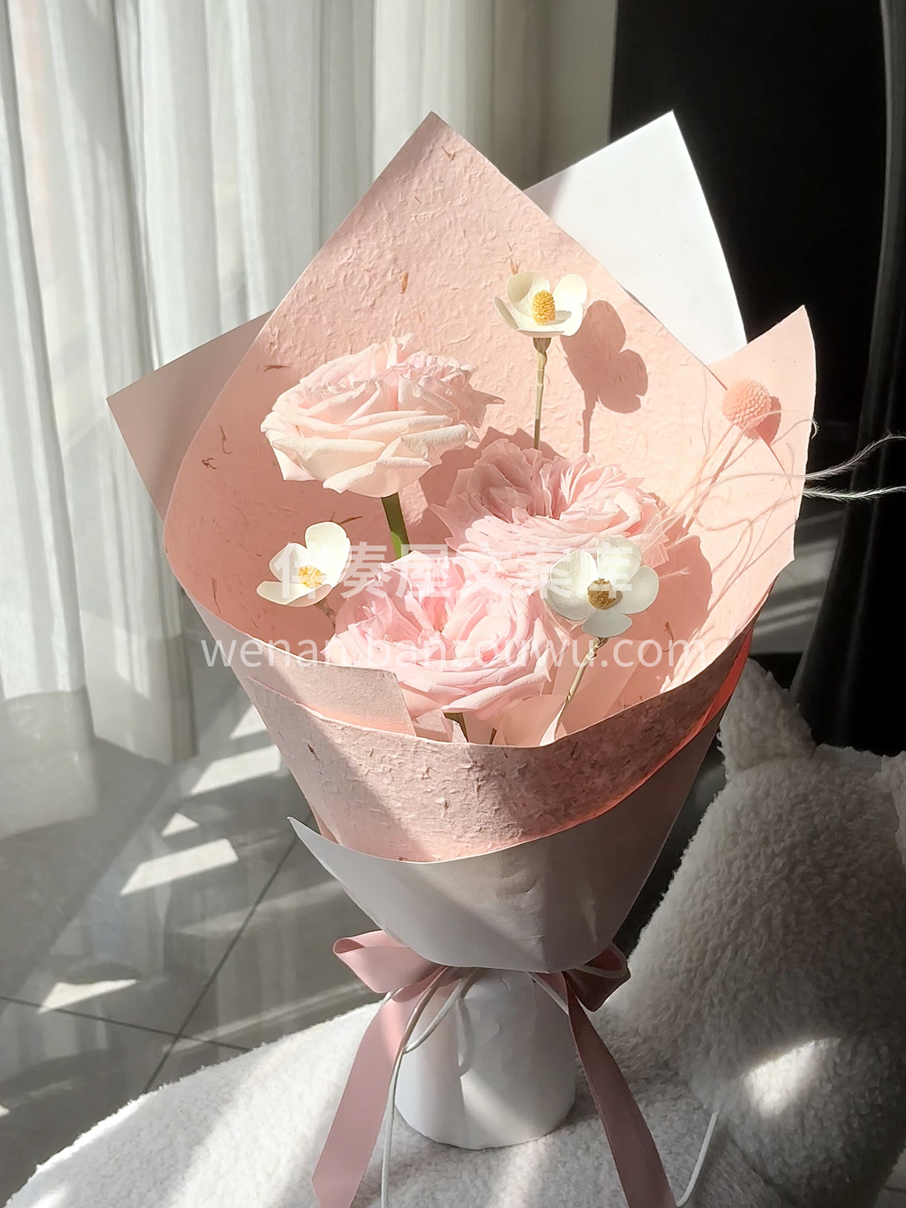 粉色迷你见面花束💐 阳光穿过花瓣纸的瞬间 折射映出琉璃般的光 配图1