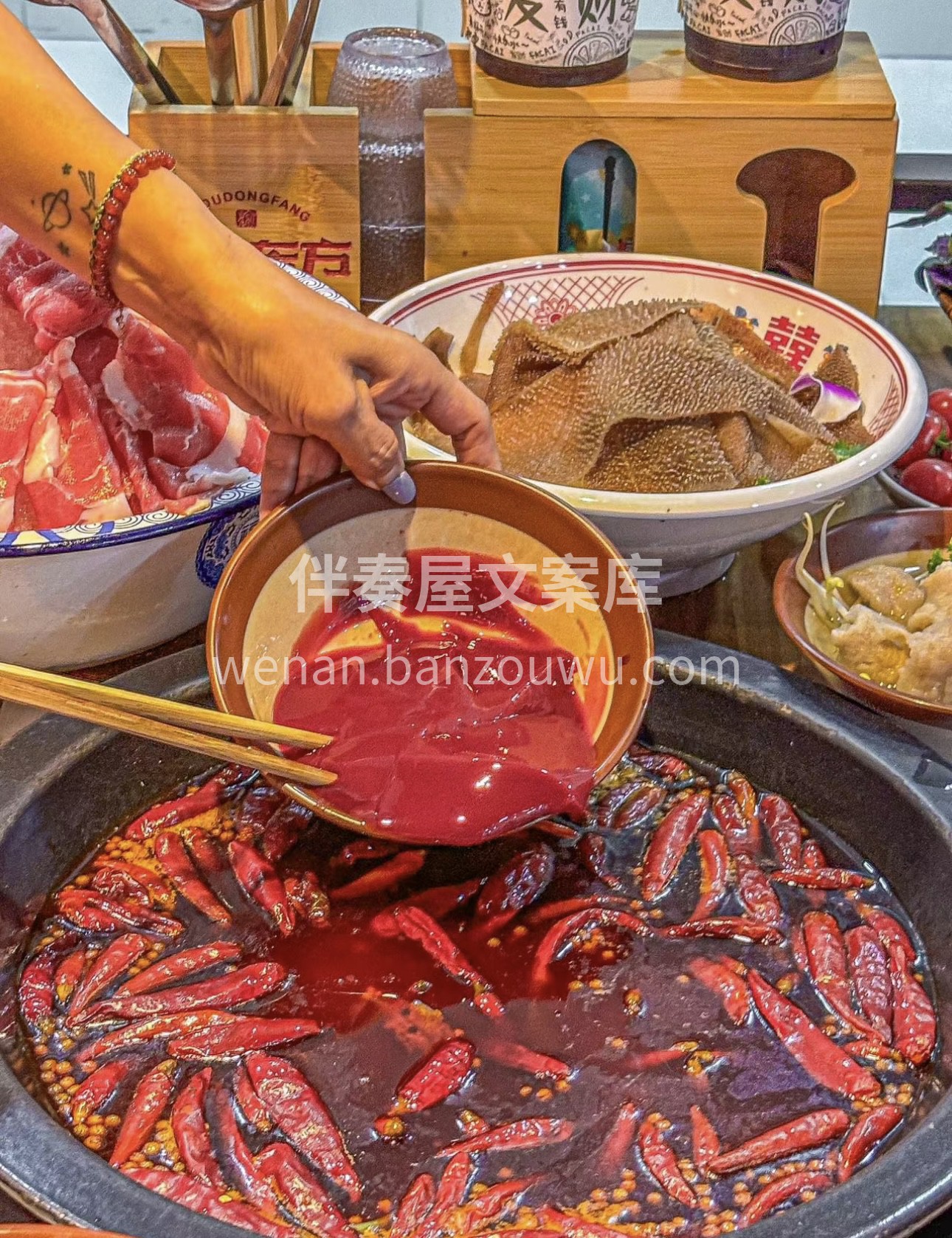 重庆火锅，是烟火人间里最炽热的味道。辣而 配图1