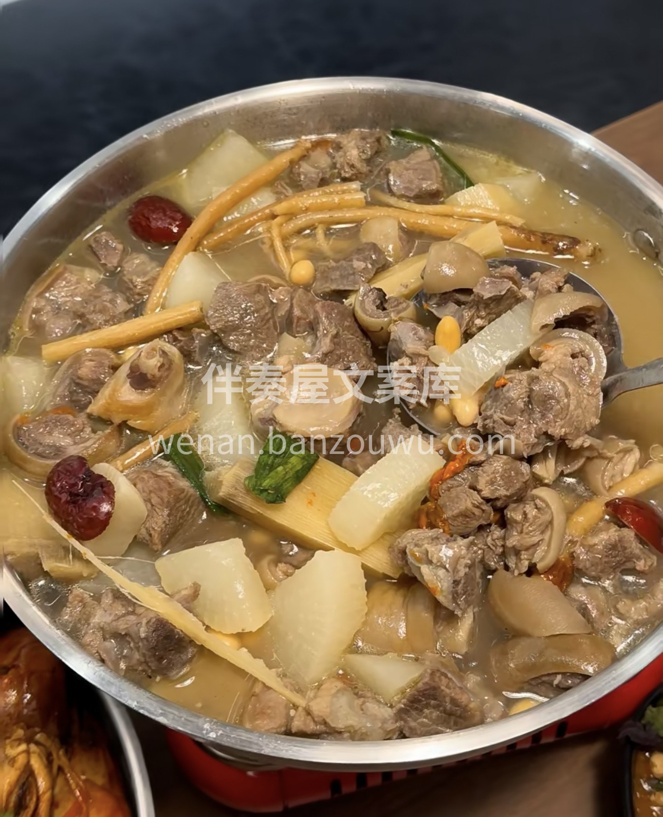 热气腾腾的羊肉火锅，鲜嫩羊肉在锅中翻滚， 配图1