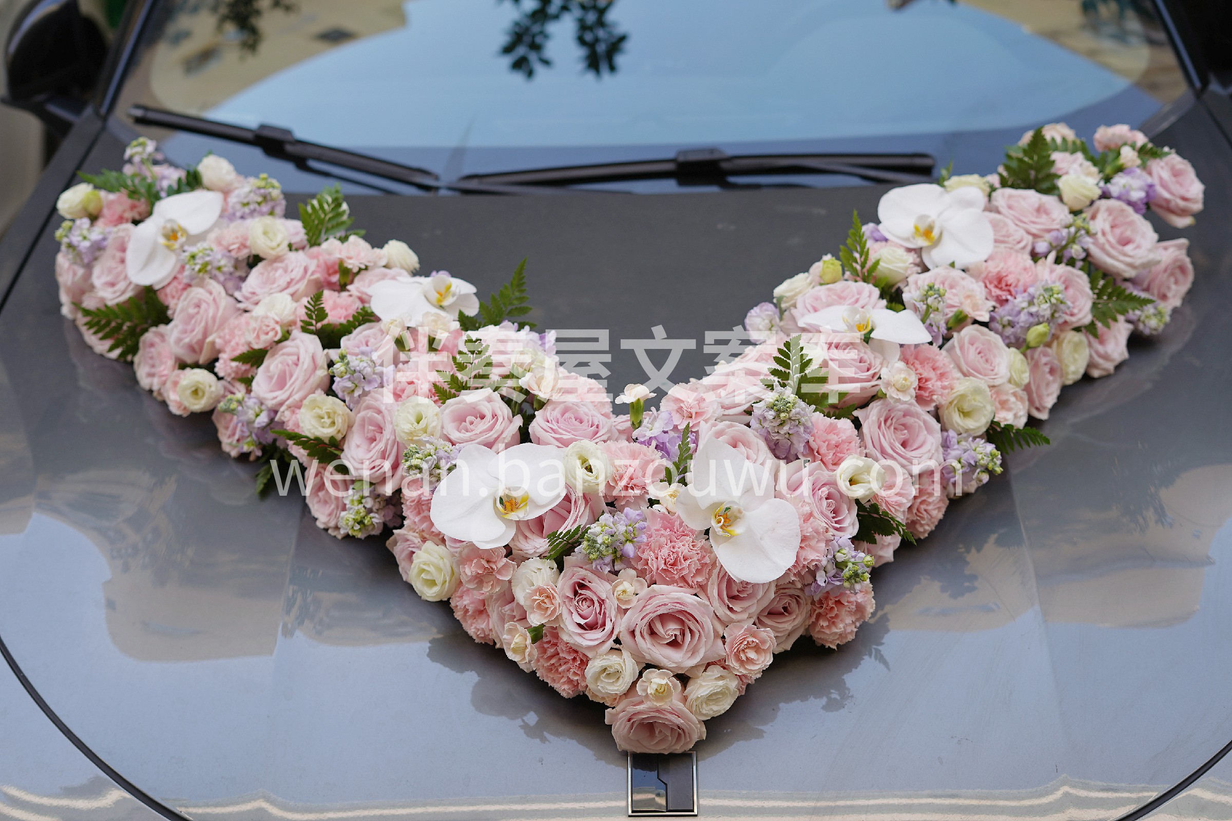 一辆装饰精美的婚车🚗 是婚礼中👰🤵一道亮丽的风景线 当鲜花与 配图1