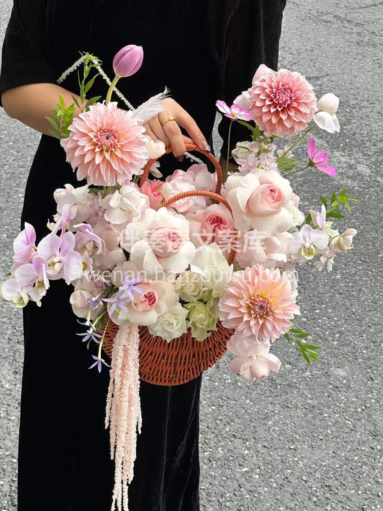 粉色手提花篮是会移动的梦幻花园🌷 手提篮盛满粉色大丽花🎀 张 配图1