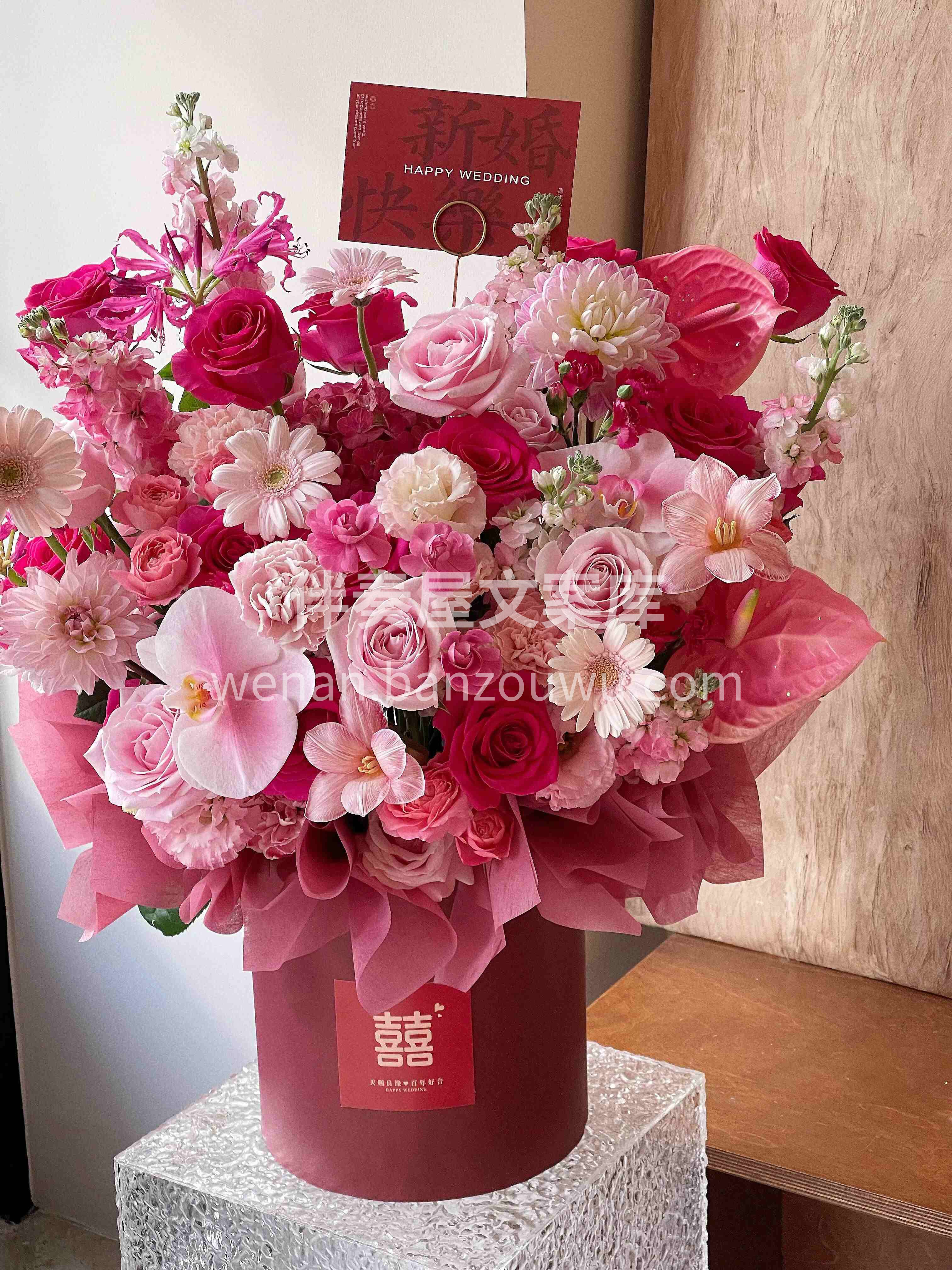 玫粉色新婚抱抱桶太绝了🌷 🫧自然散落的花材搭配圆润桶身🌸 放 配图2