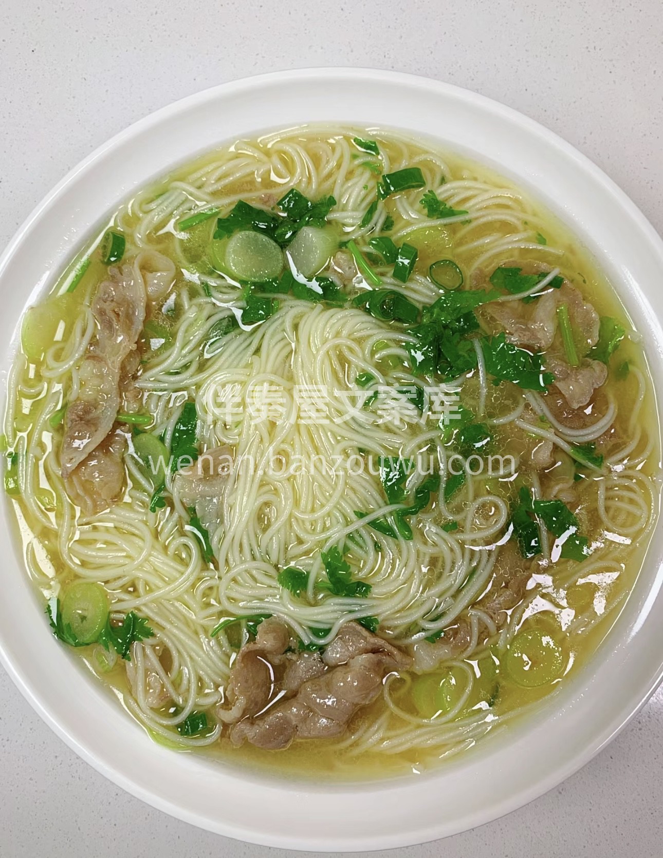一碗羊肉清汤面，宛如冬日里的一缕暖阳。细 配图1