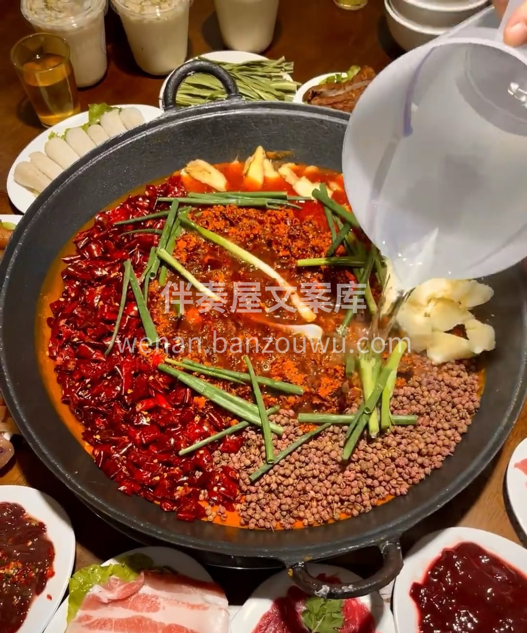热辣火锅，舌尖诱惑。精选食材，精心熬制。 配图2