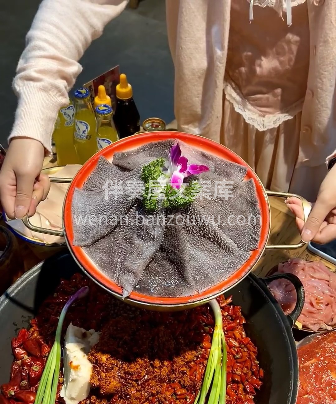 火锅盛宴，等您开席。鲜嫩肉类，时蔬水灵。 配图2