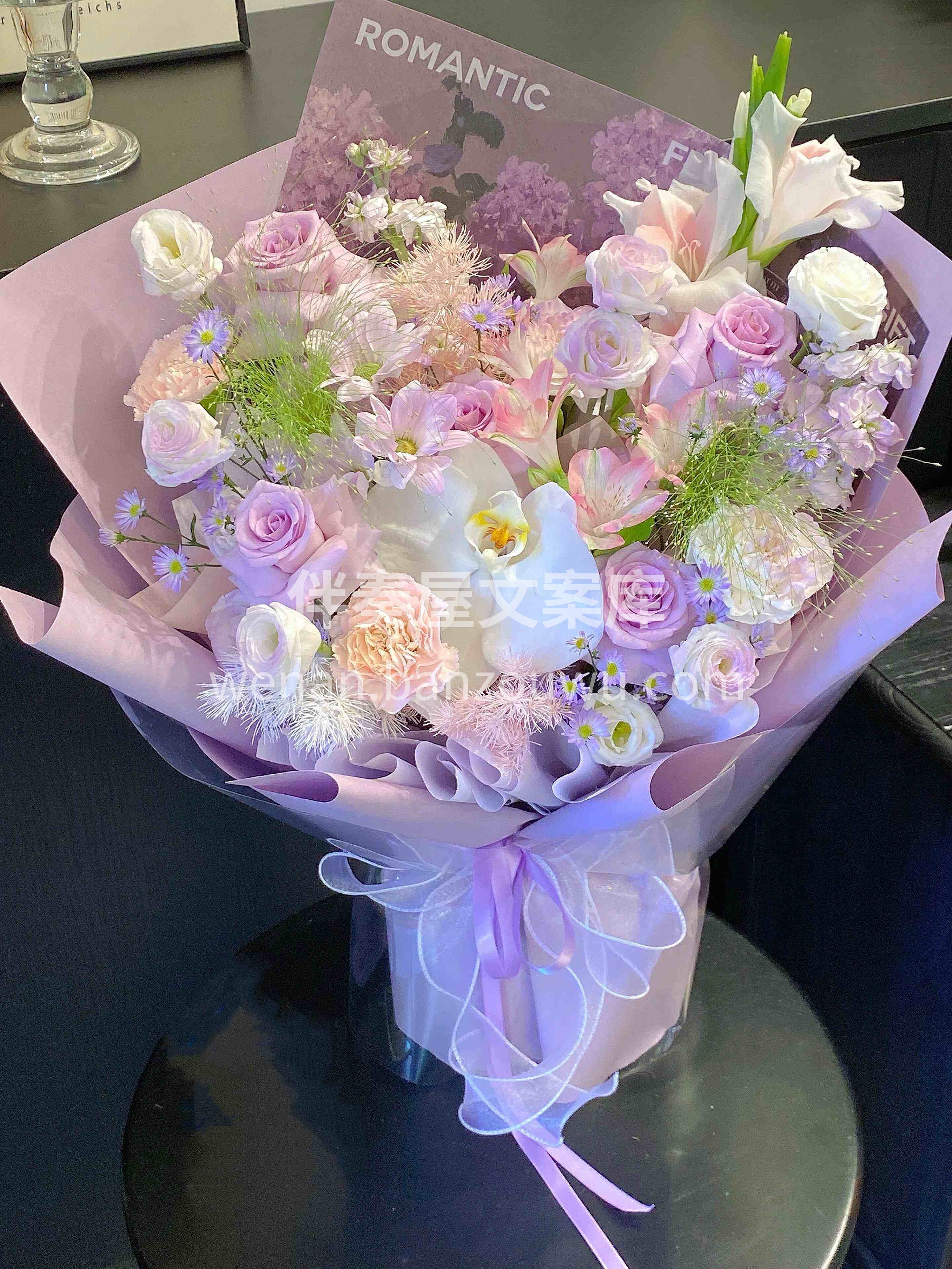 紫色花束携星光而来🌷 满溢的温柔落满肩头💜 恰好与人间至善相 配图1